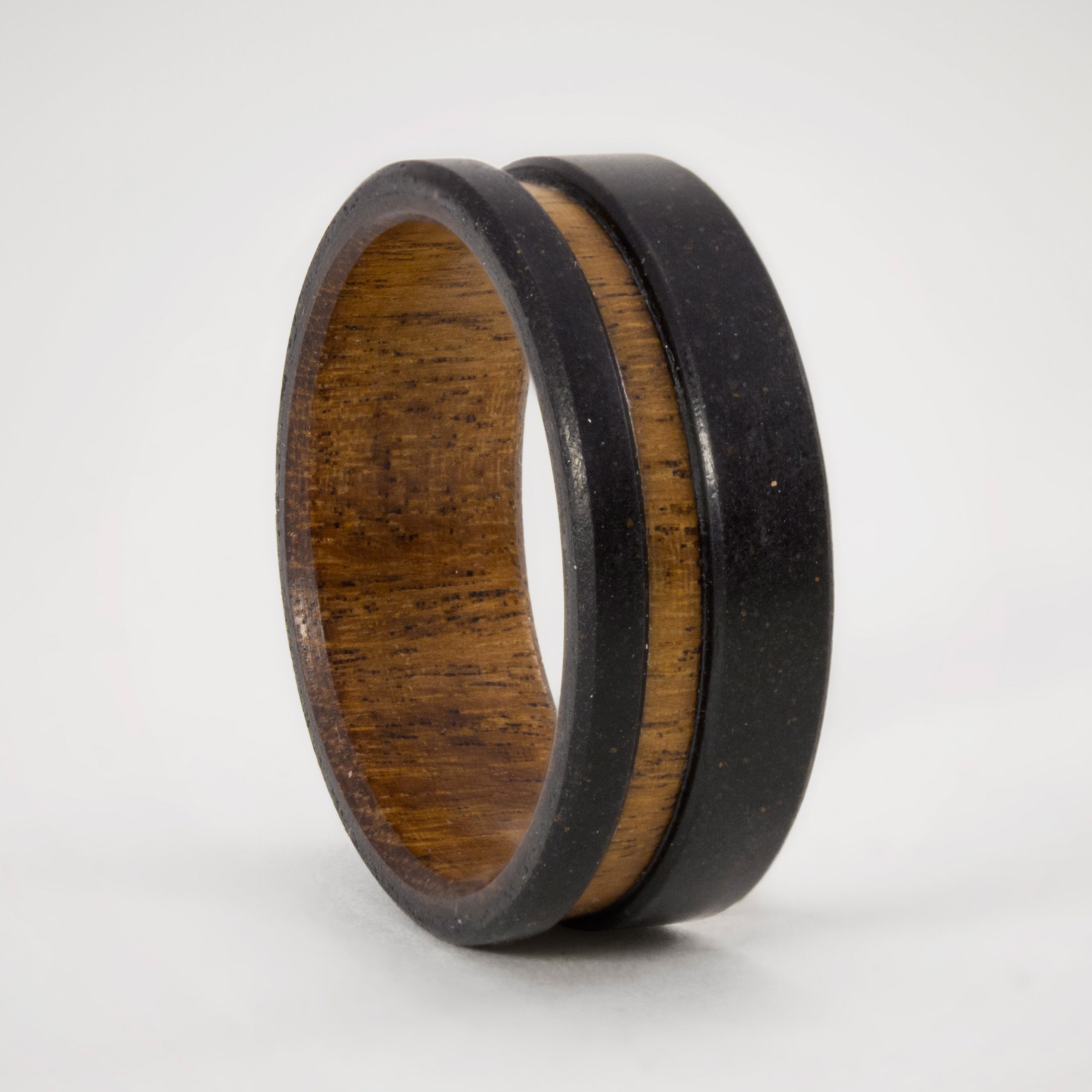 Anillo bajorrelieve concreto negro y madera