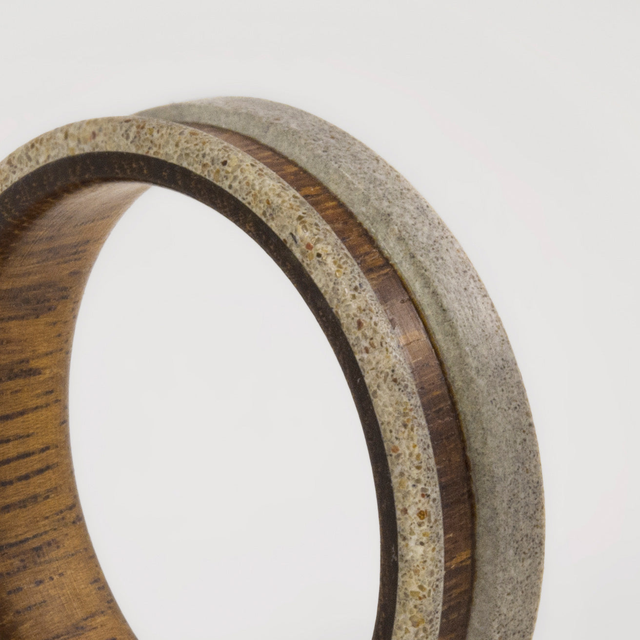 Set alianzas bajorrelieve concreto y madera