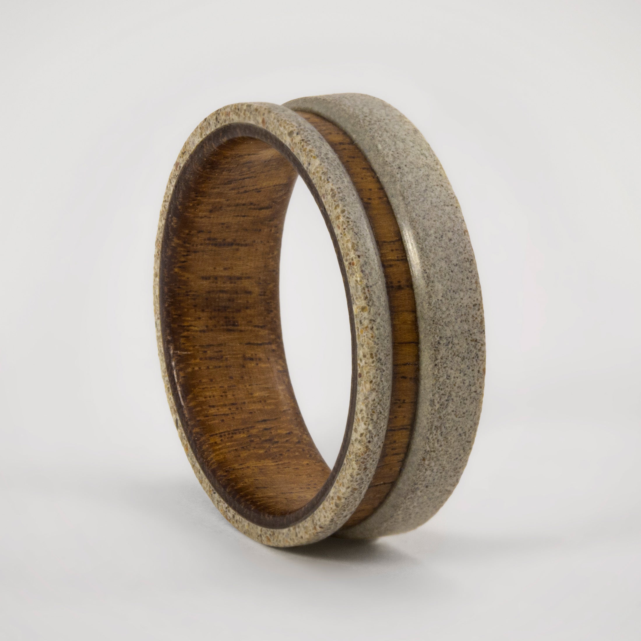 Anillo bajorrelieve concreto gris y madera de incienso