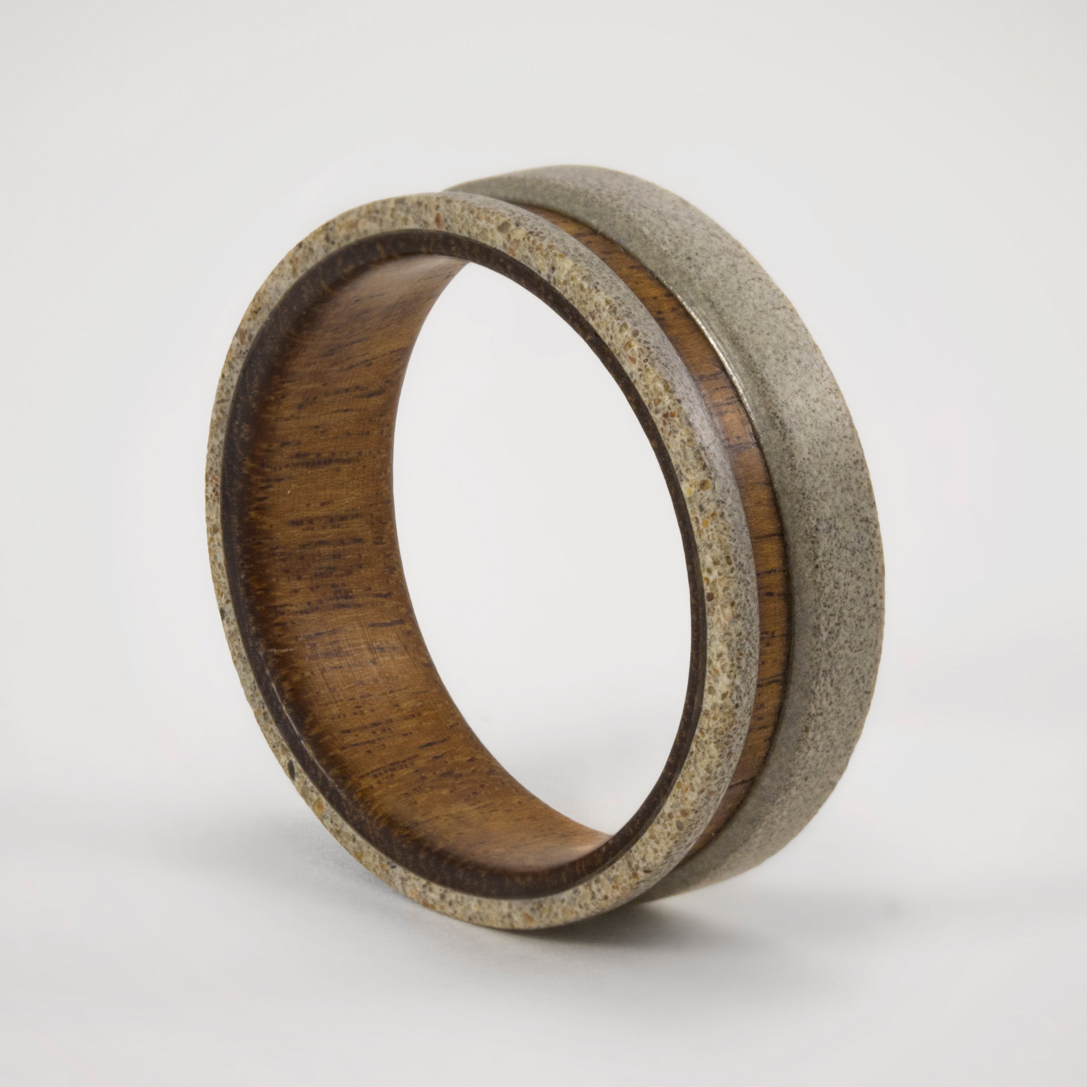 Anillo bajorrelieve concreto gris y madera de incienso