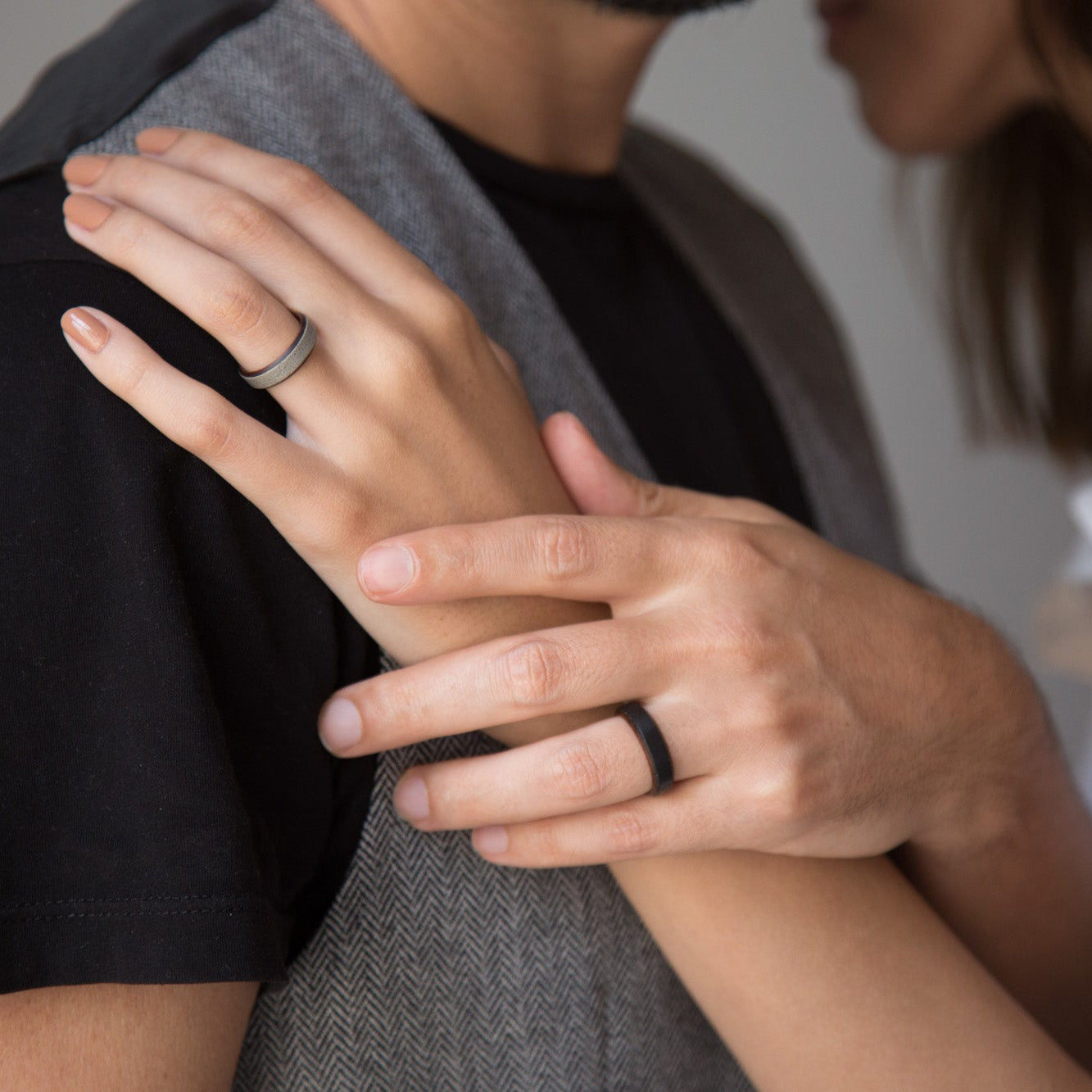 Anillo biselado concreto negro y madera