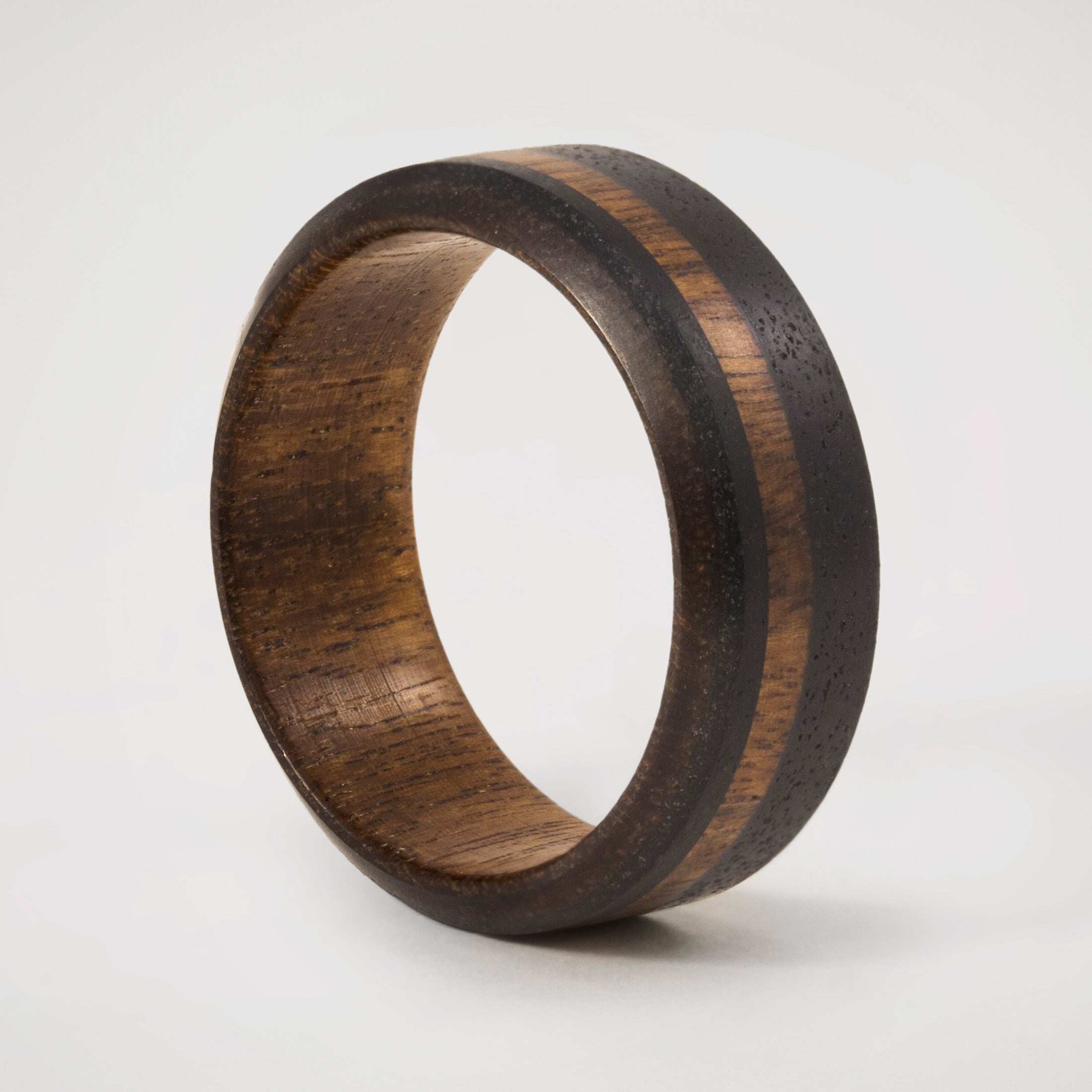 Anillo bordes de concreto negro y madera