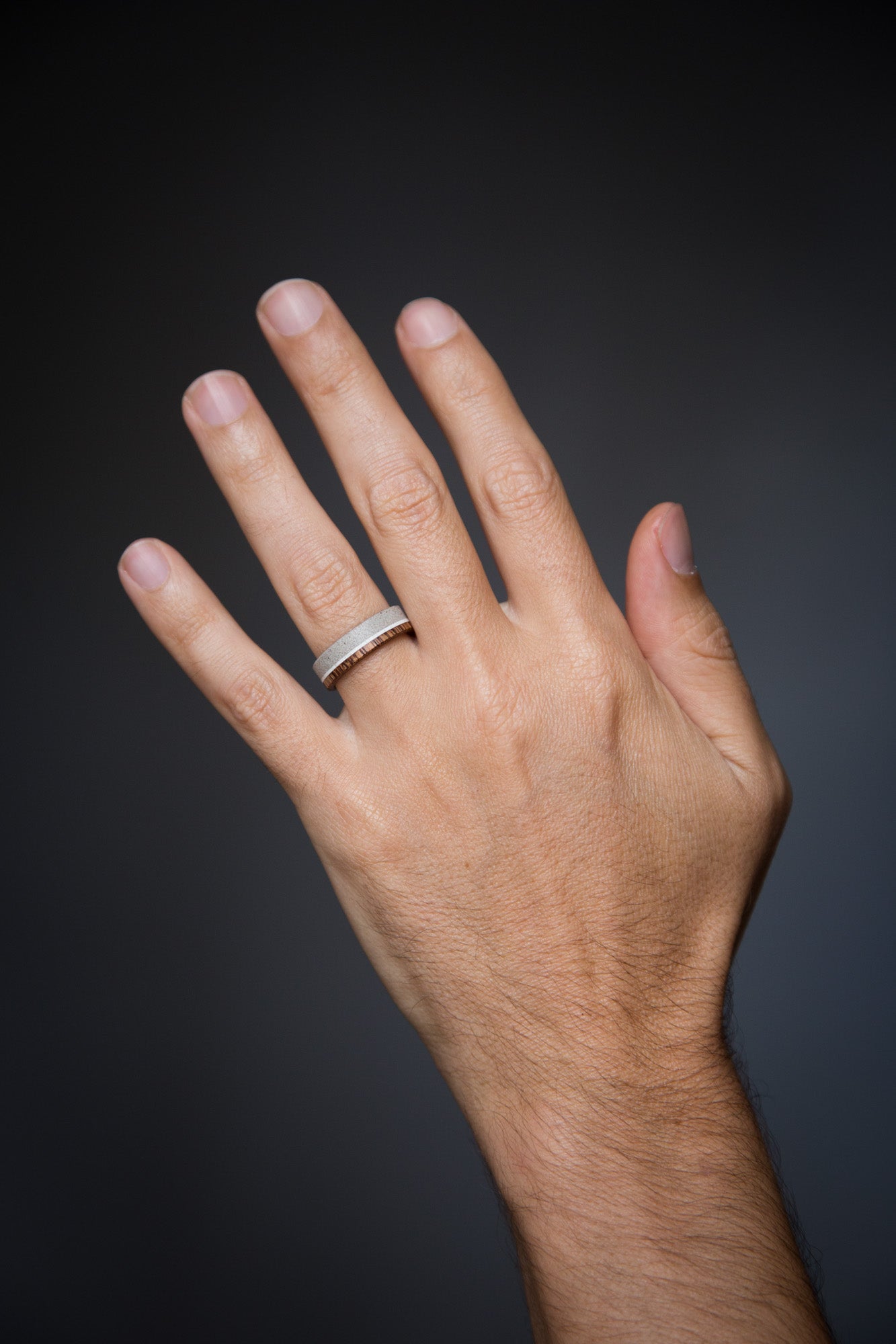 Anillo concreto, carrara y madera