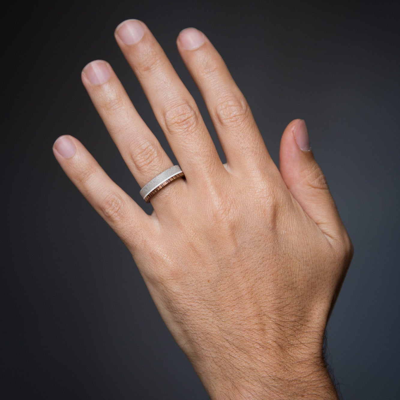Anillo concreto, carrara y madera