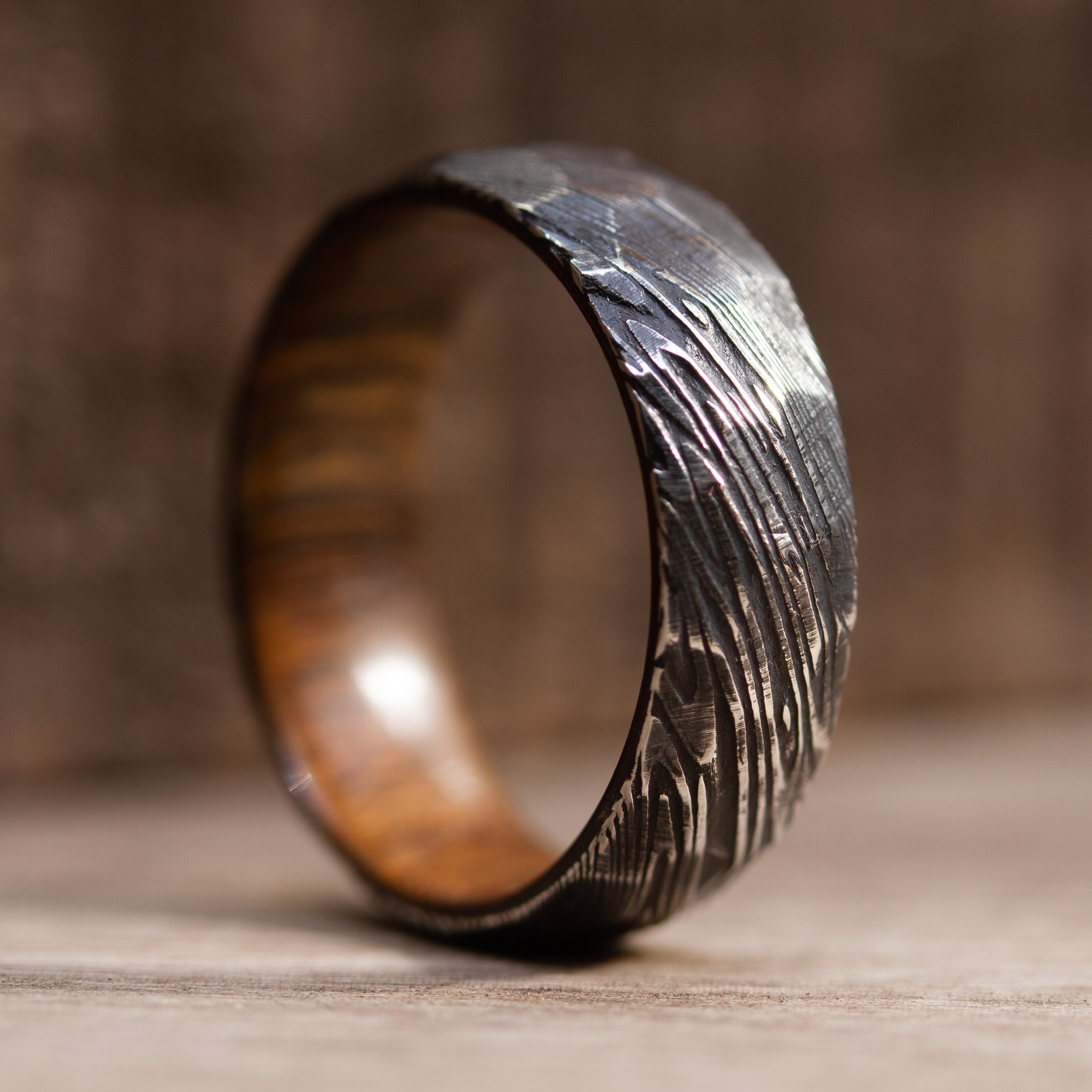 Anillo martillado acero damasco y madera