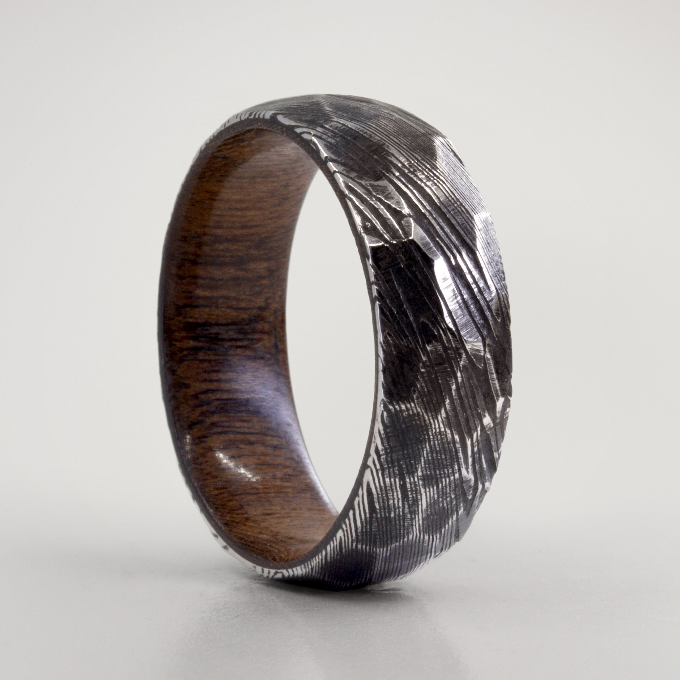 Anillo martillado acero damasco y madera