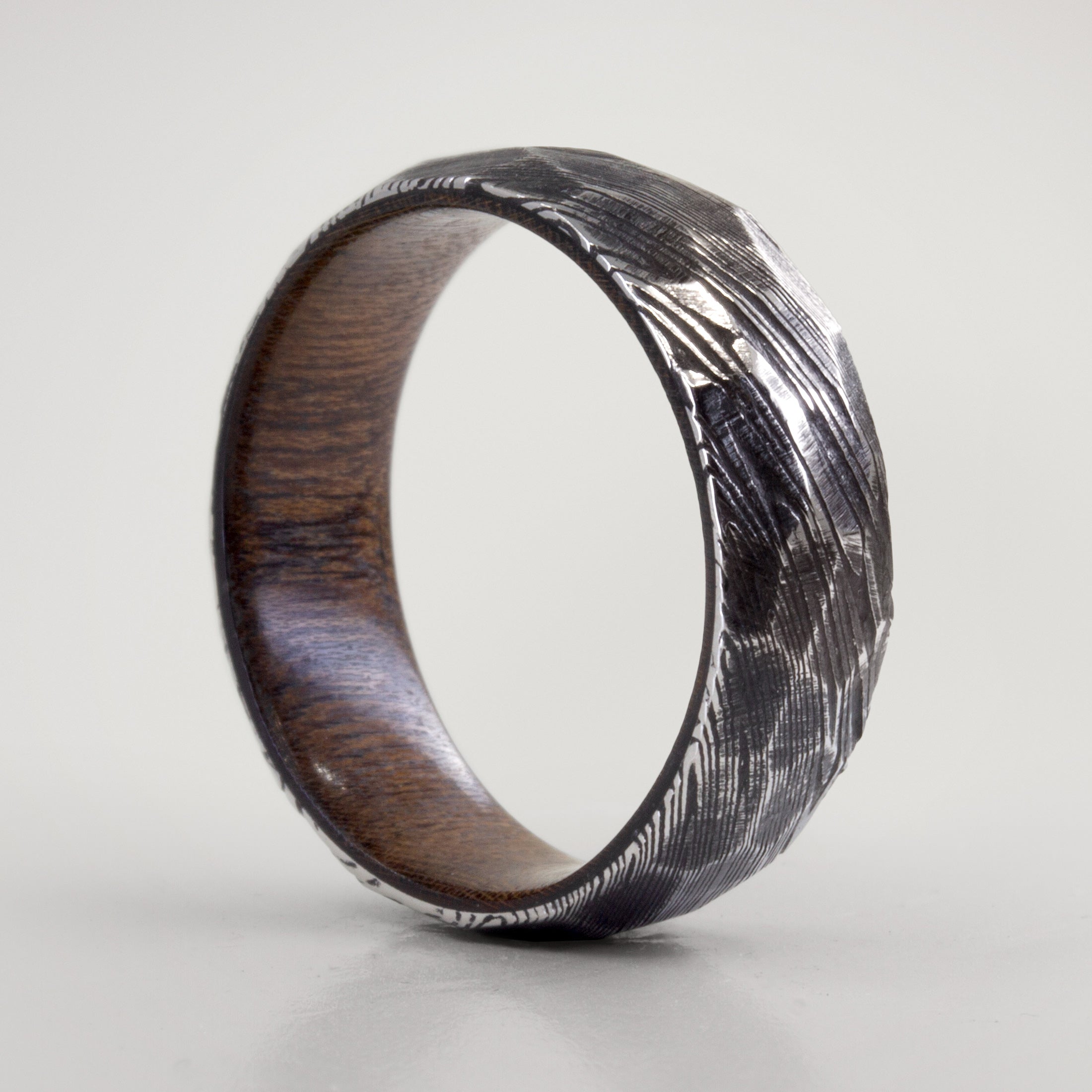 Anillo martillado acero damasco y madera