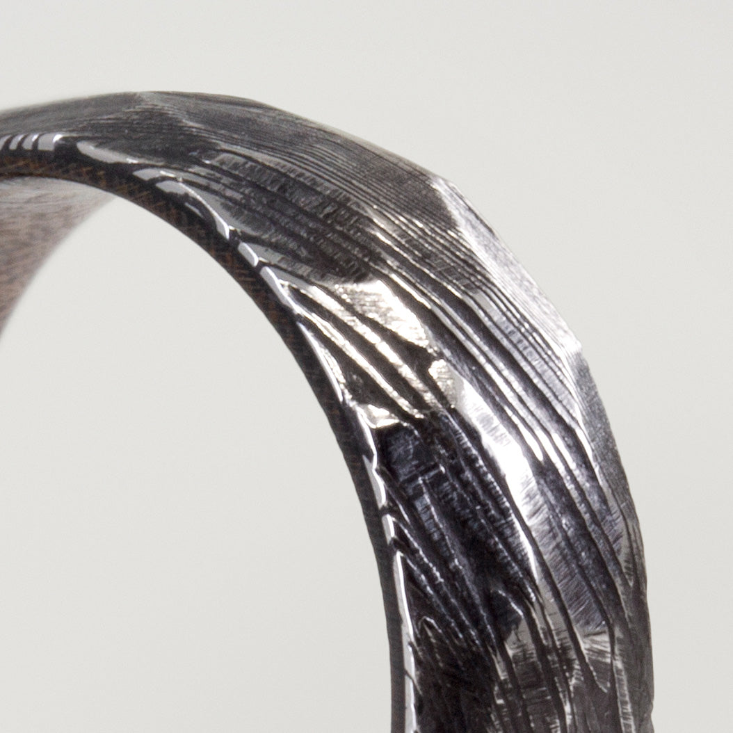 Anillo martillado acero damasco y madera