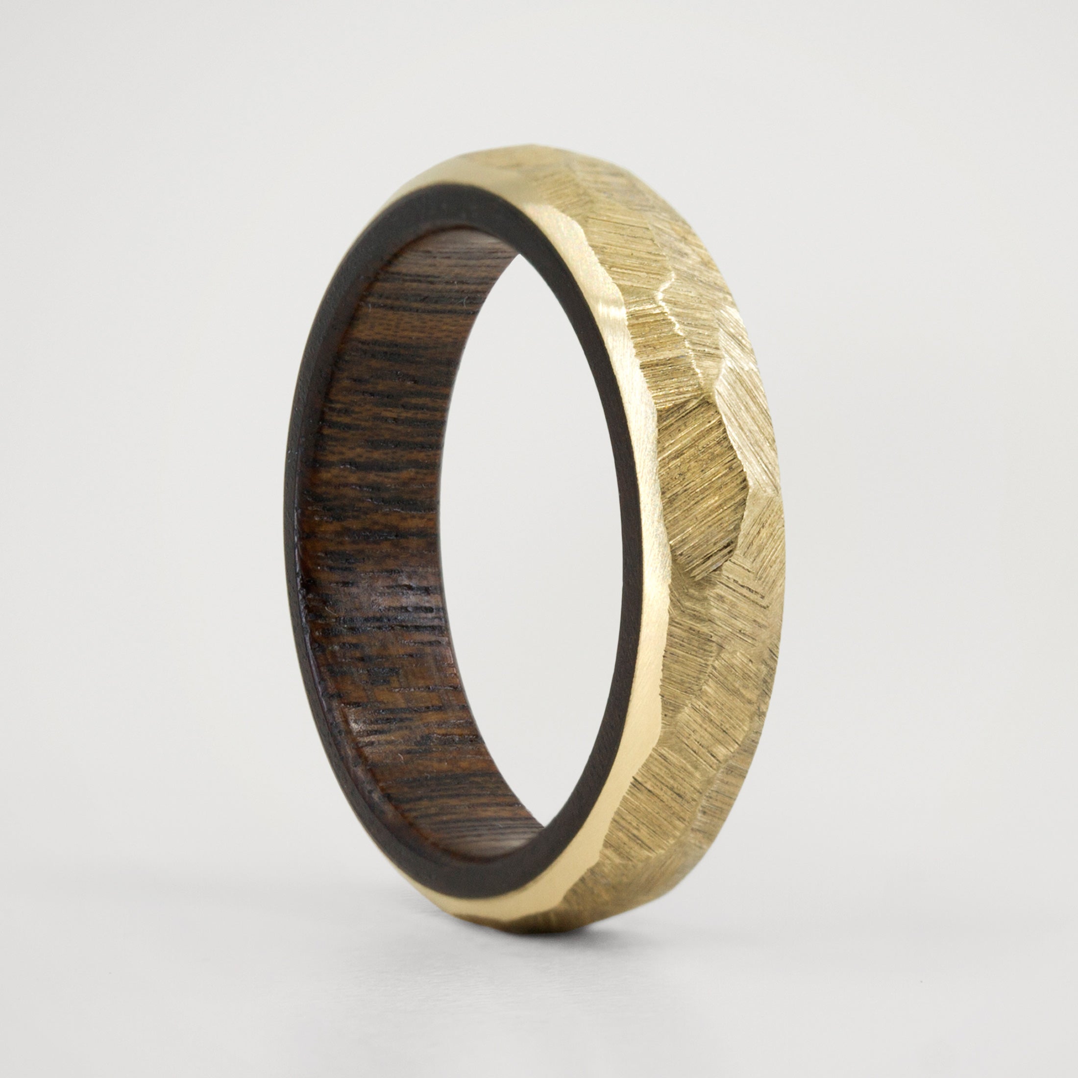 Anillo oro martillado y madera