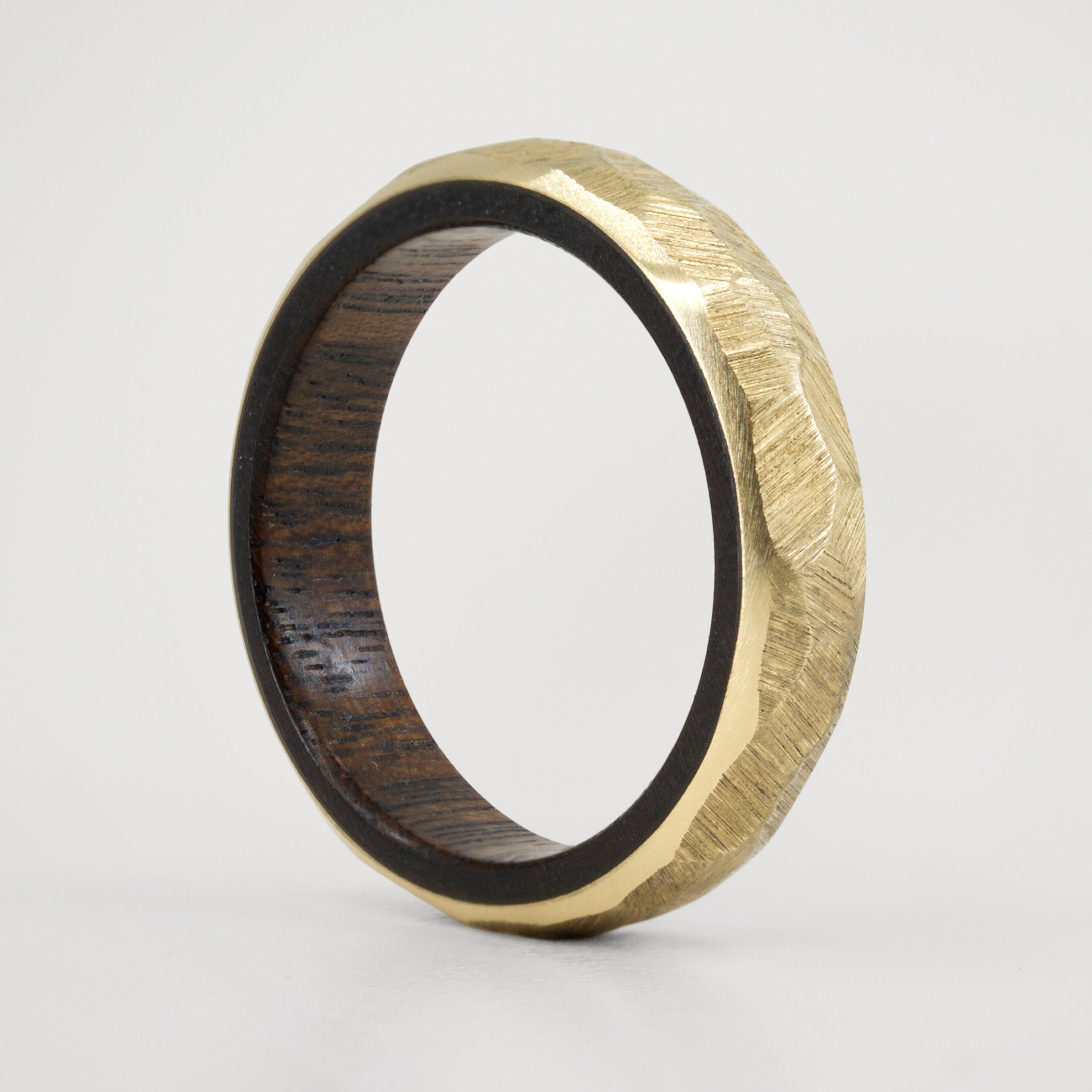 Anillo oro martillado y madera