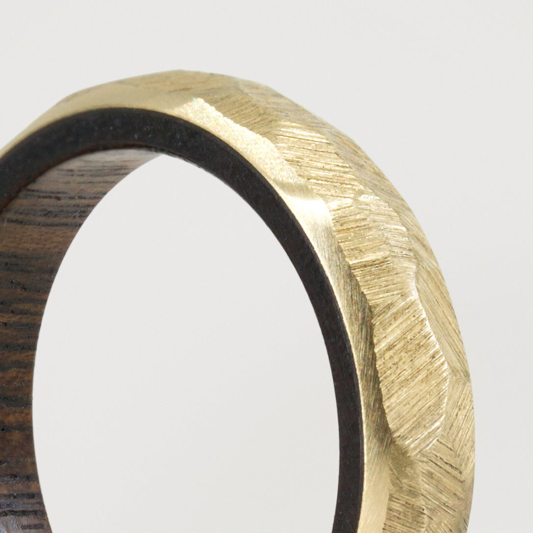 Anillo oro martillado y madera