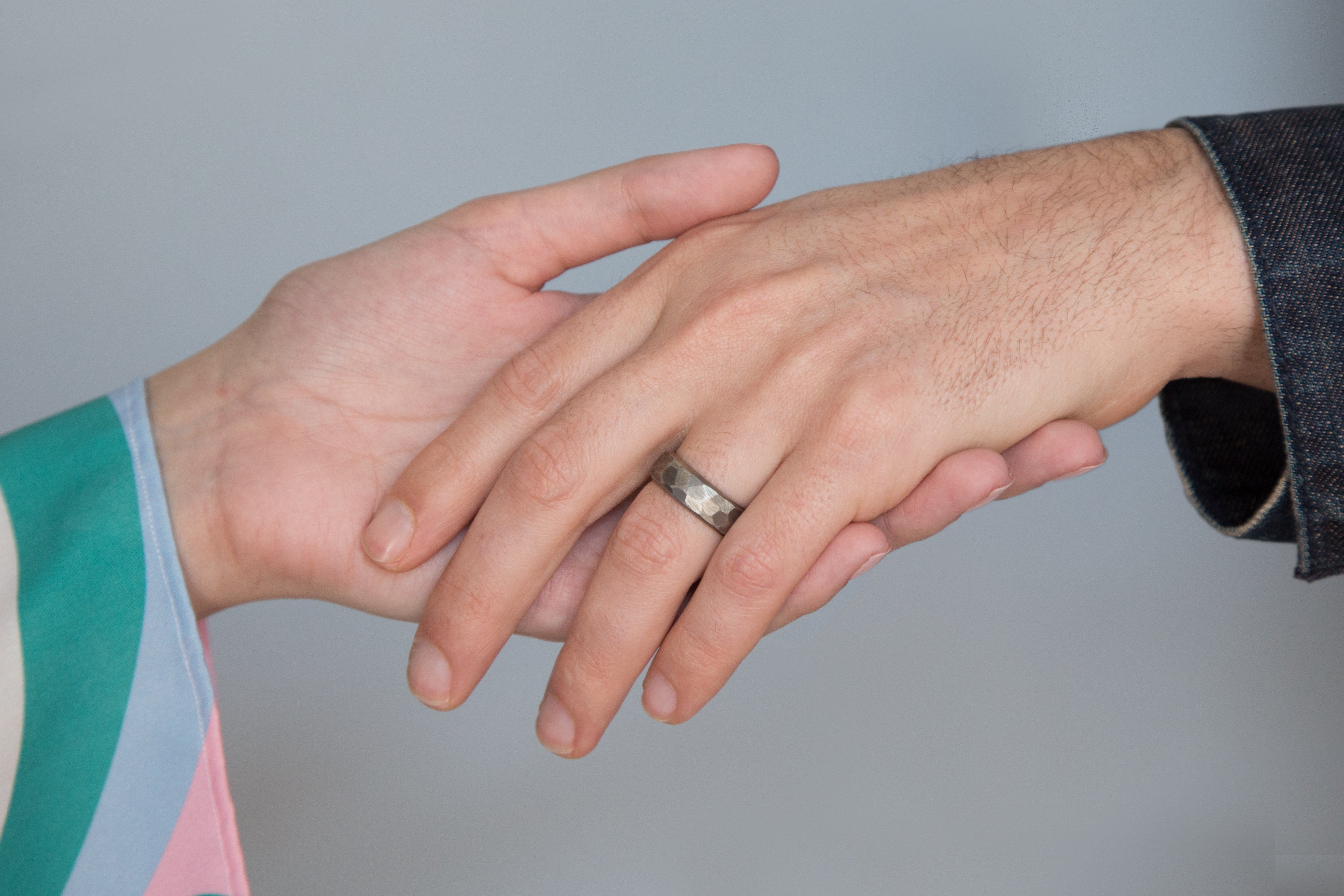 Anillo martillado de titanio y lapacho