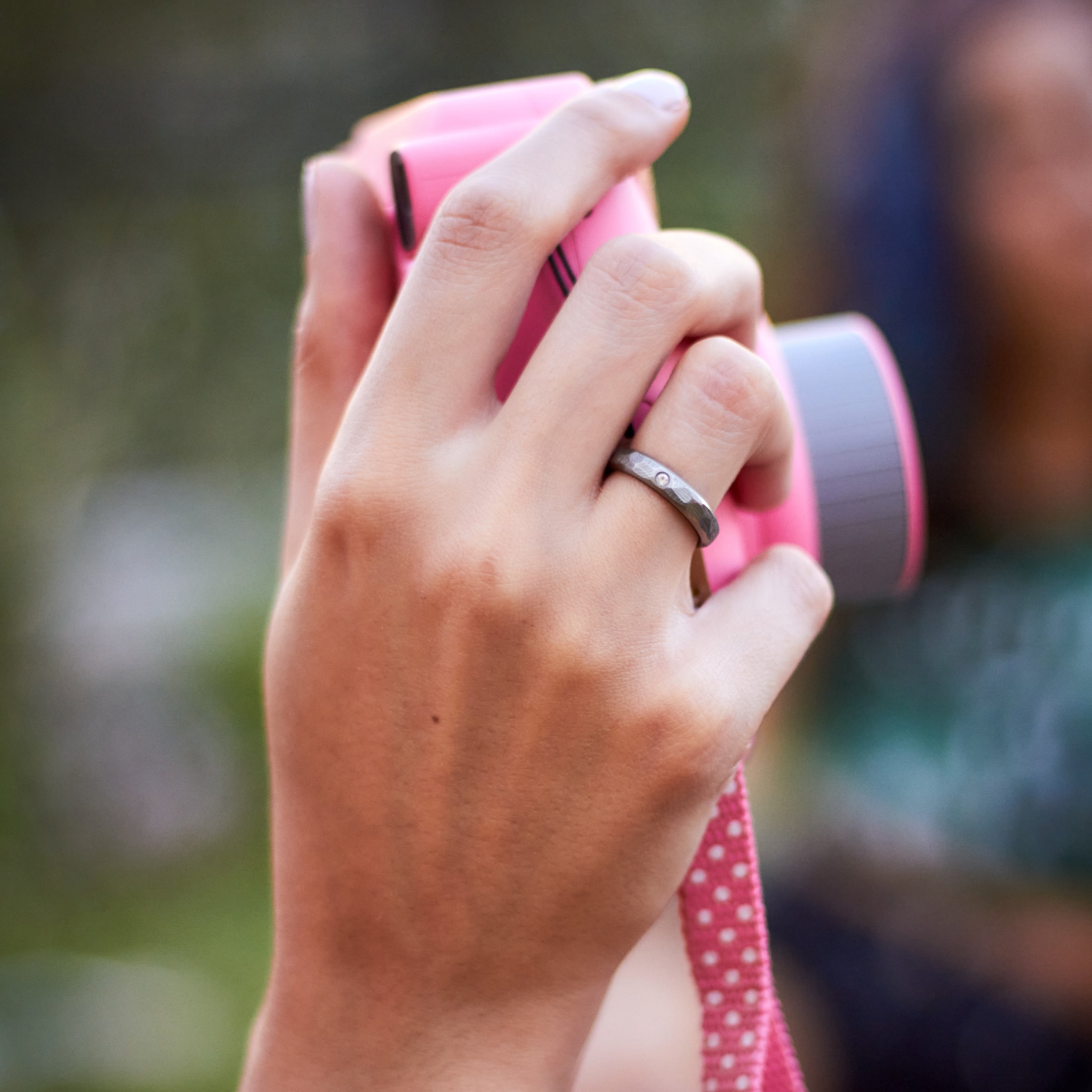 Anillo martillado de titanio y lapacho con cristal