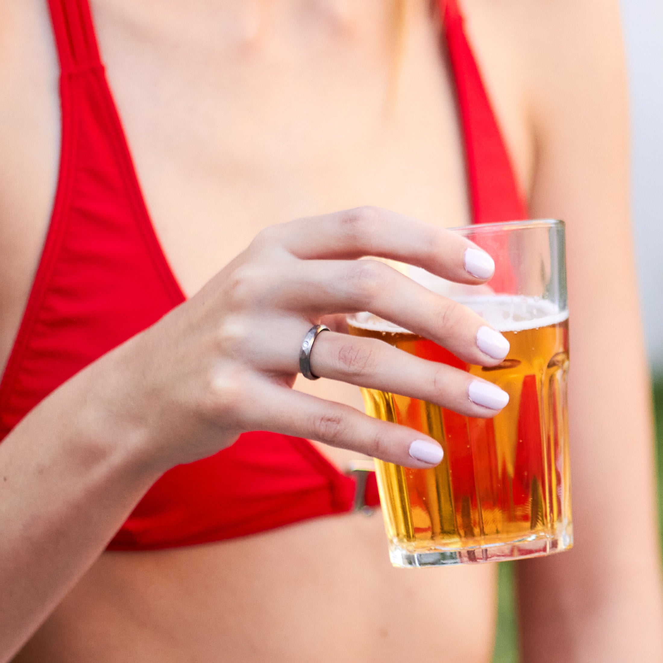 Anillo martillado de titanio y lapacho con cristal