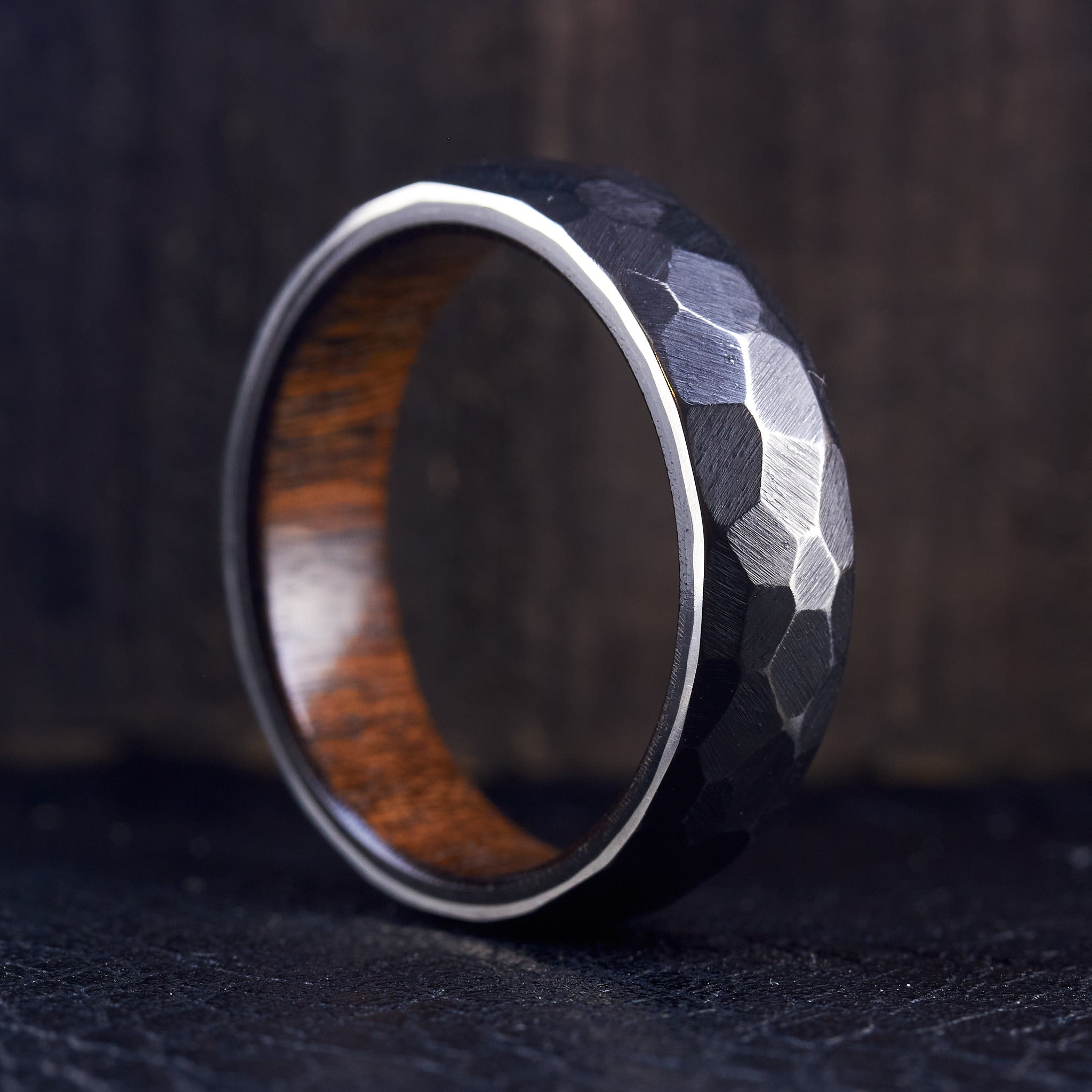 Anillo Martillado Zirconio y madera