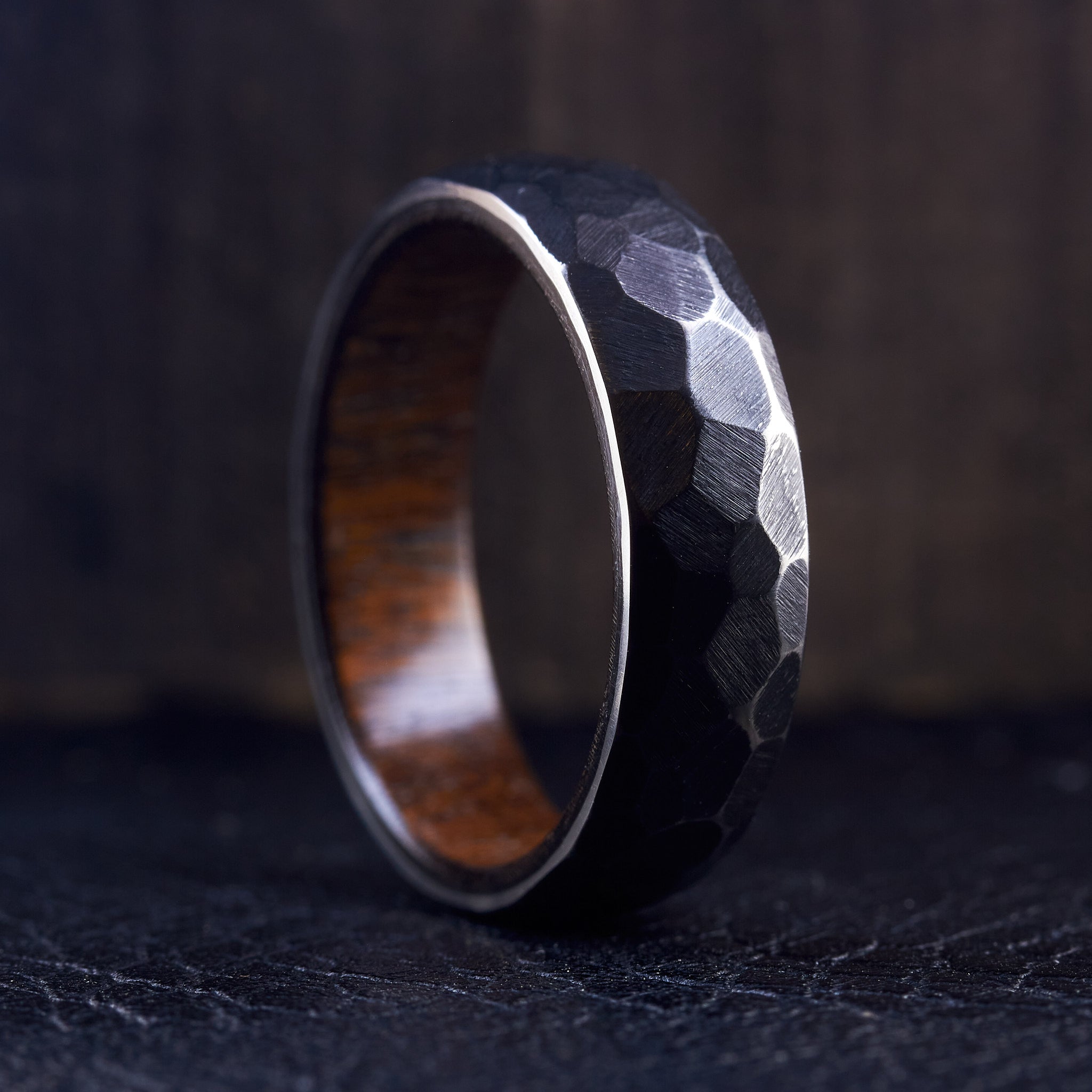 Anillo Martillado Zirconio y madera