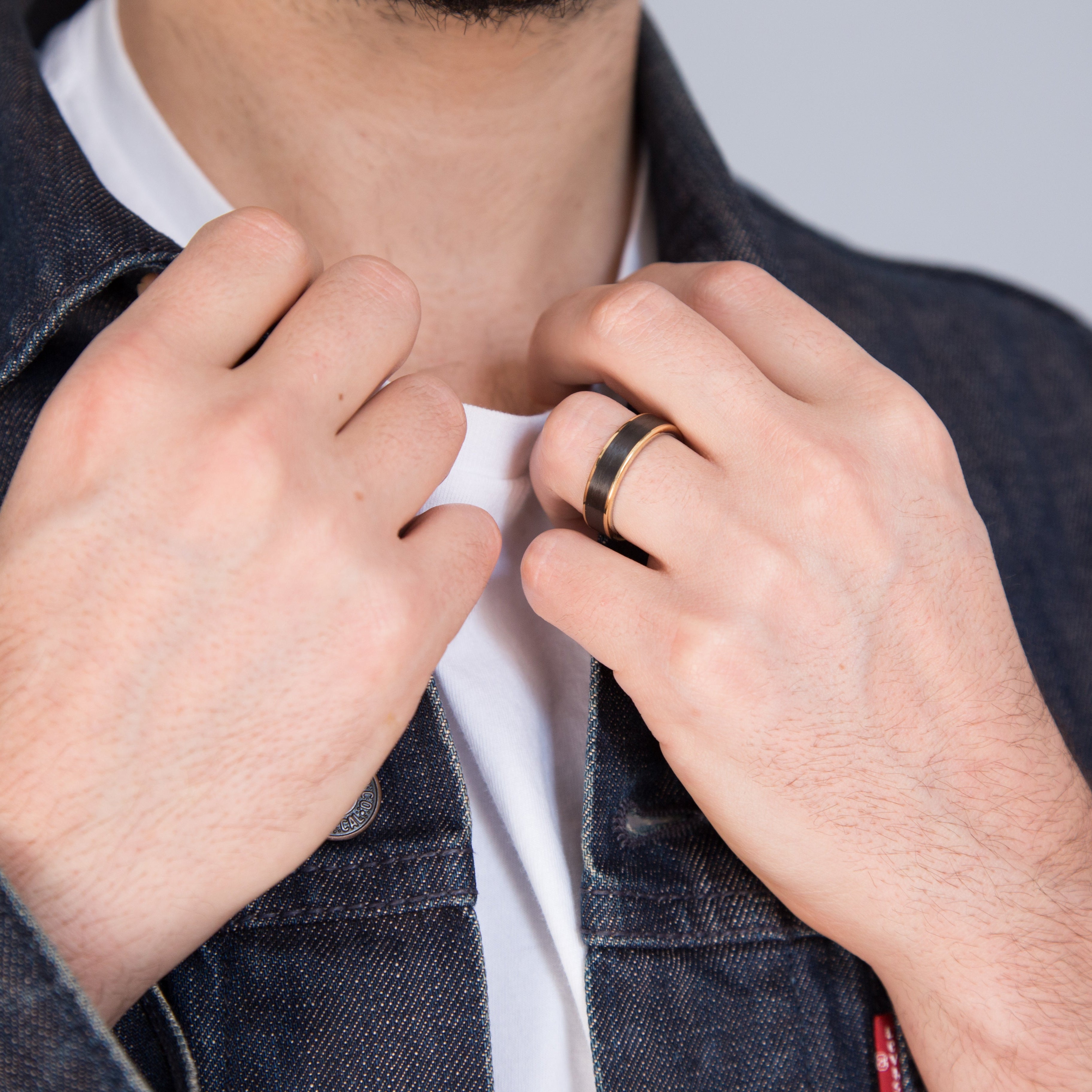 Anillo oro, carbon y titanio