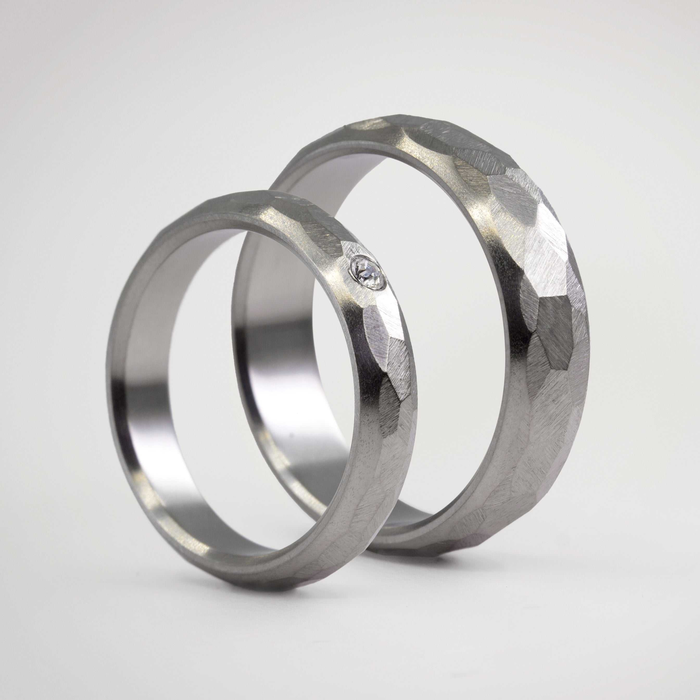 Set alianzas titanio martillado