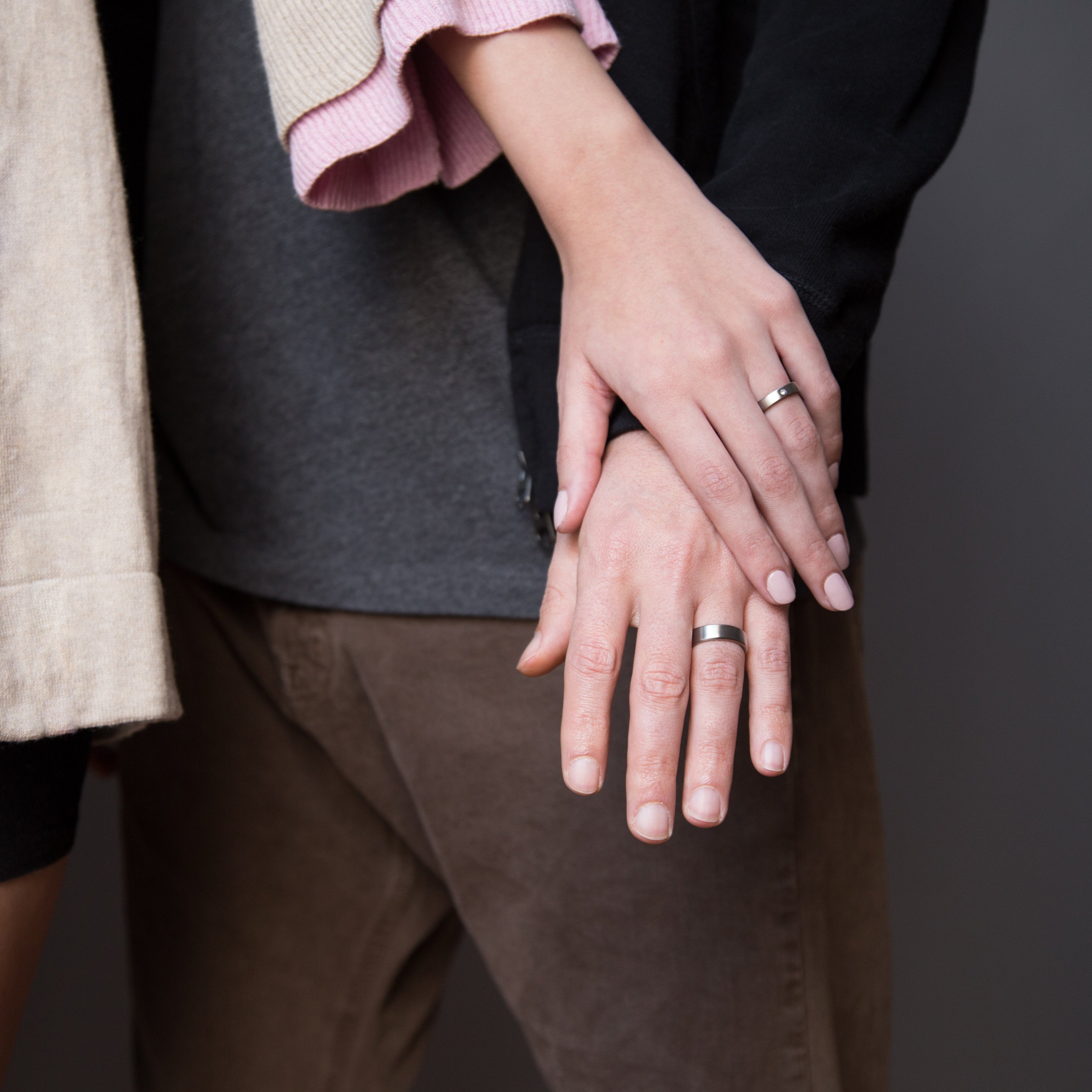 Set alianzas titanio mate planas