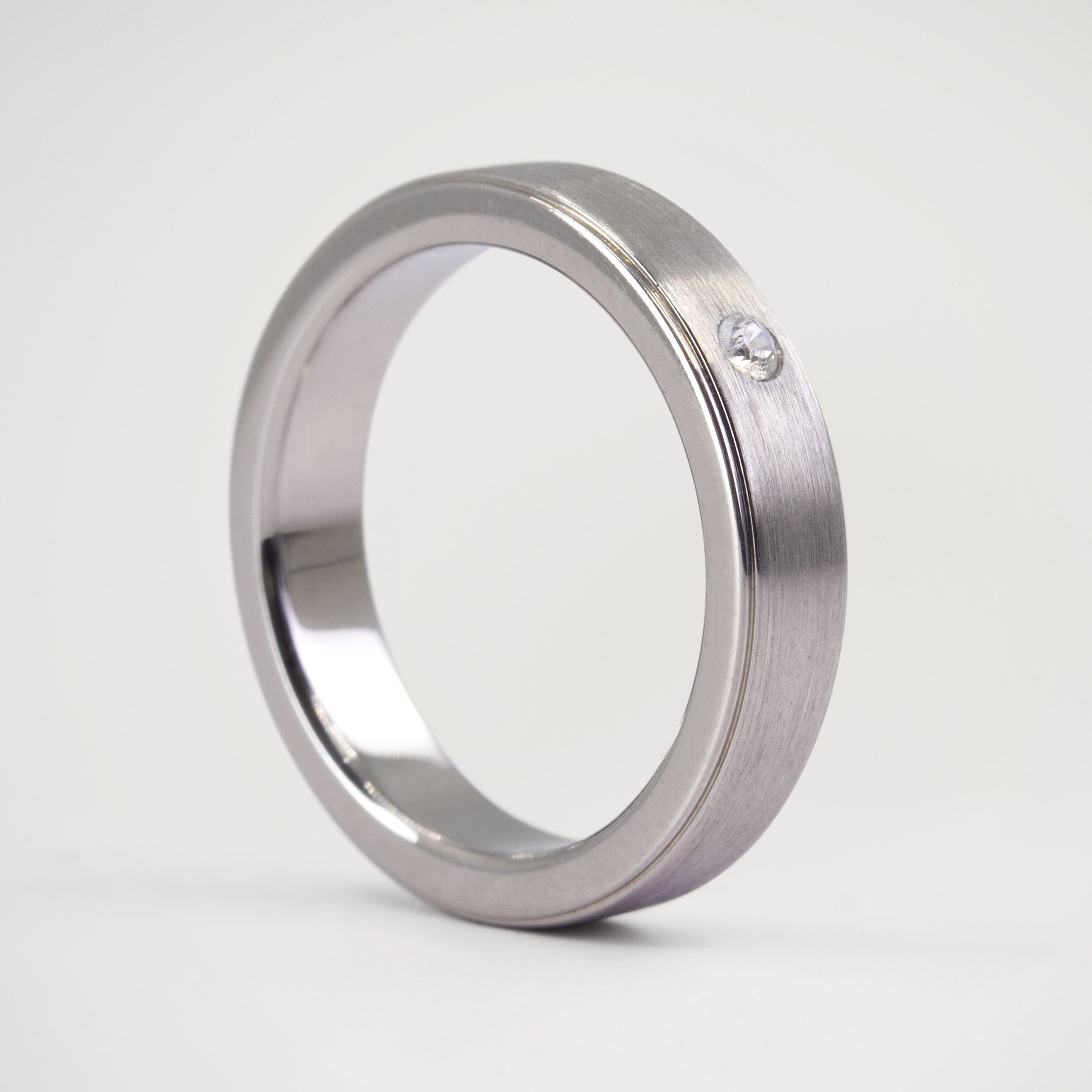 Anillo titanio cepillado cristal