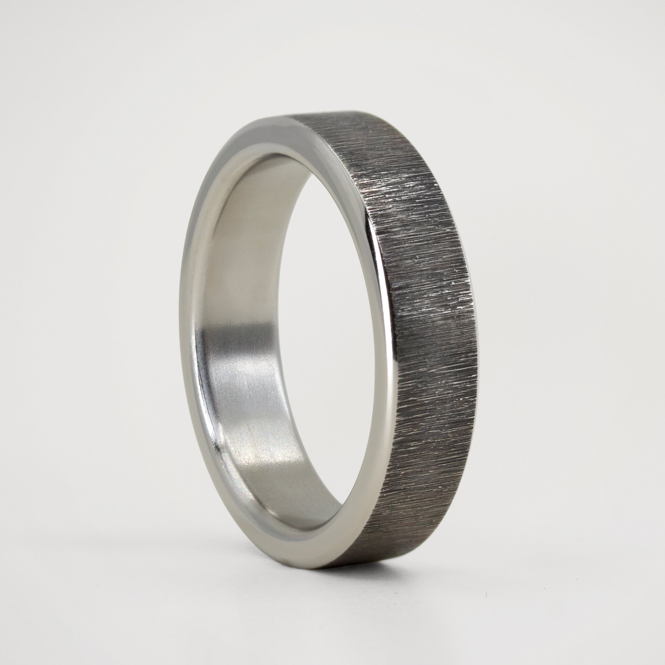 Anillo titanio labrado añejado