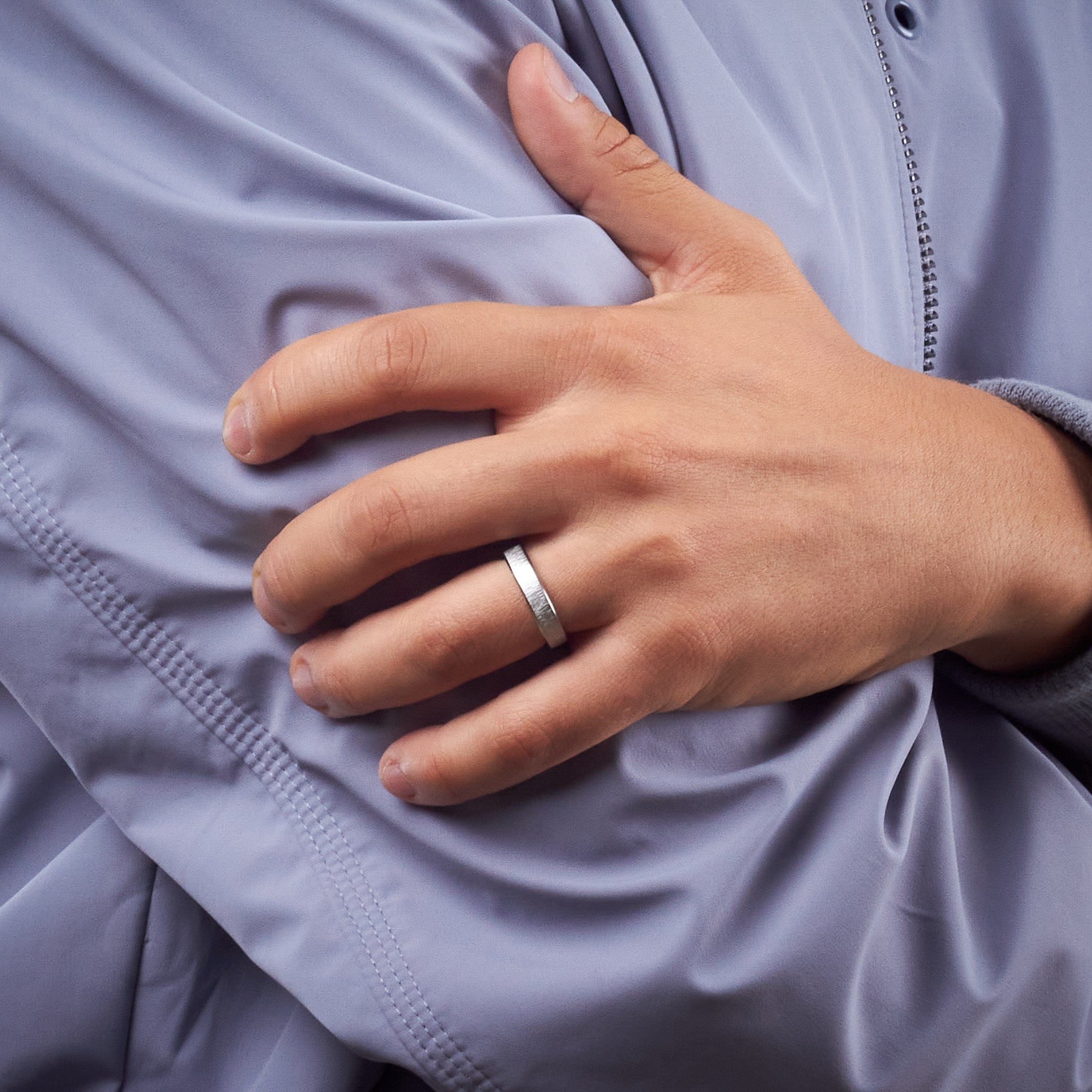 Anillo titanio labrado