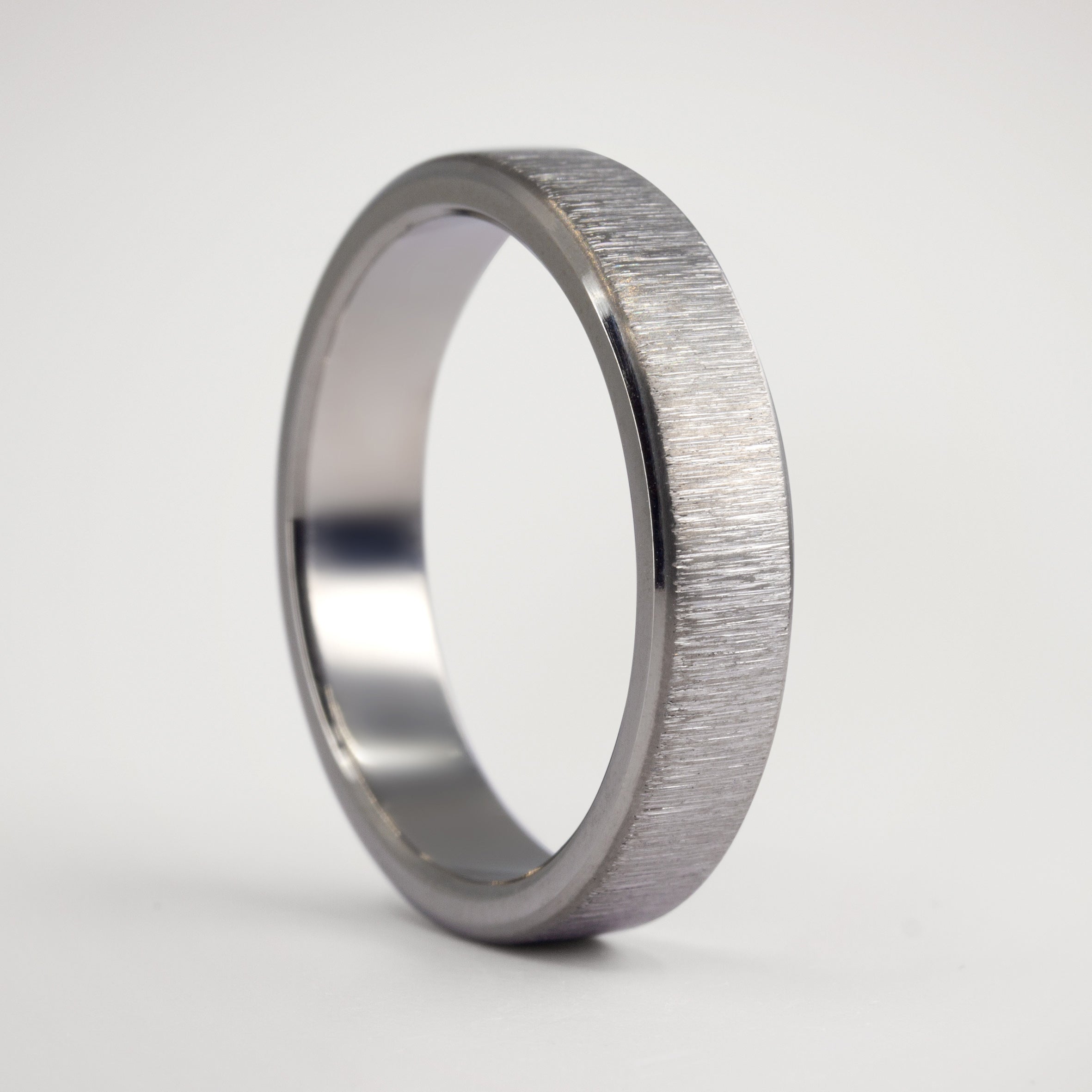 Anillo titanio labrado