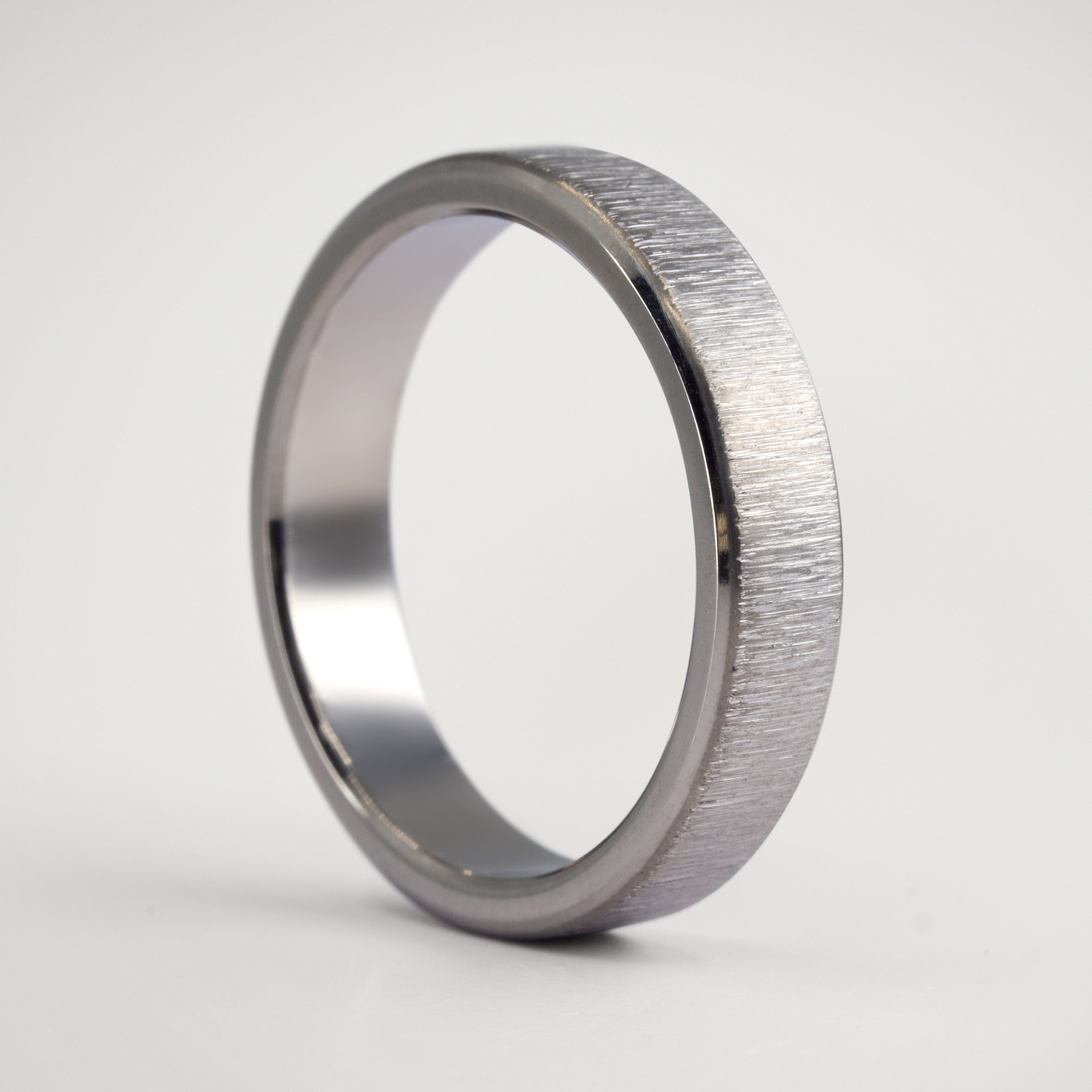 Anillo titanio labrado