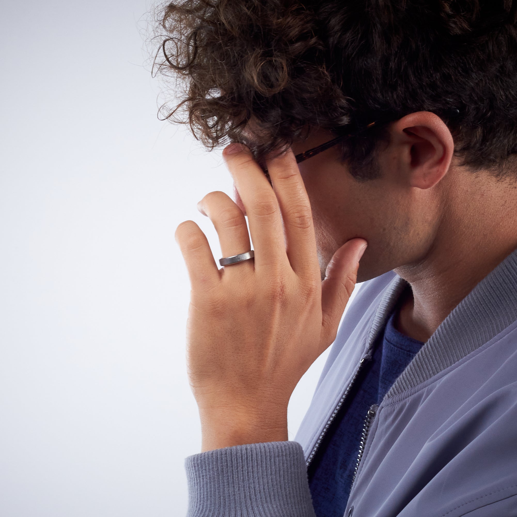 Anillo titanio labrado