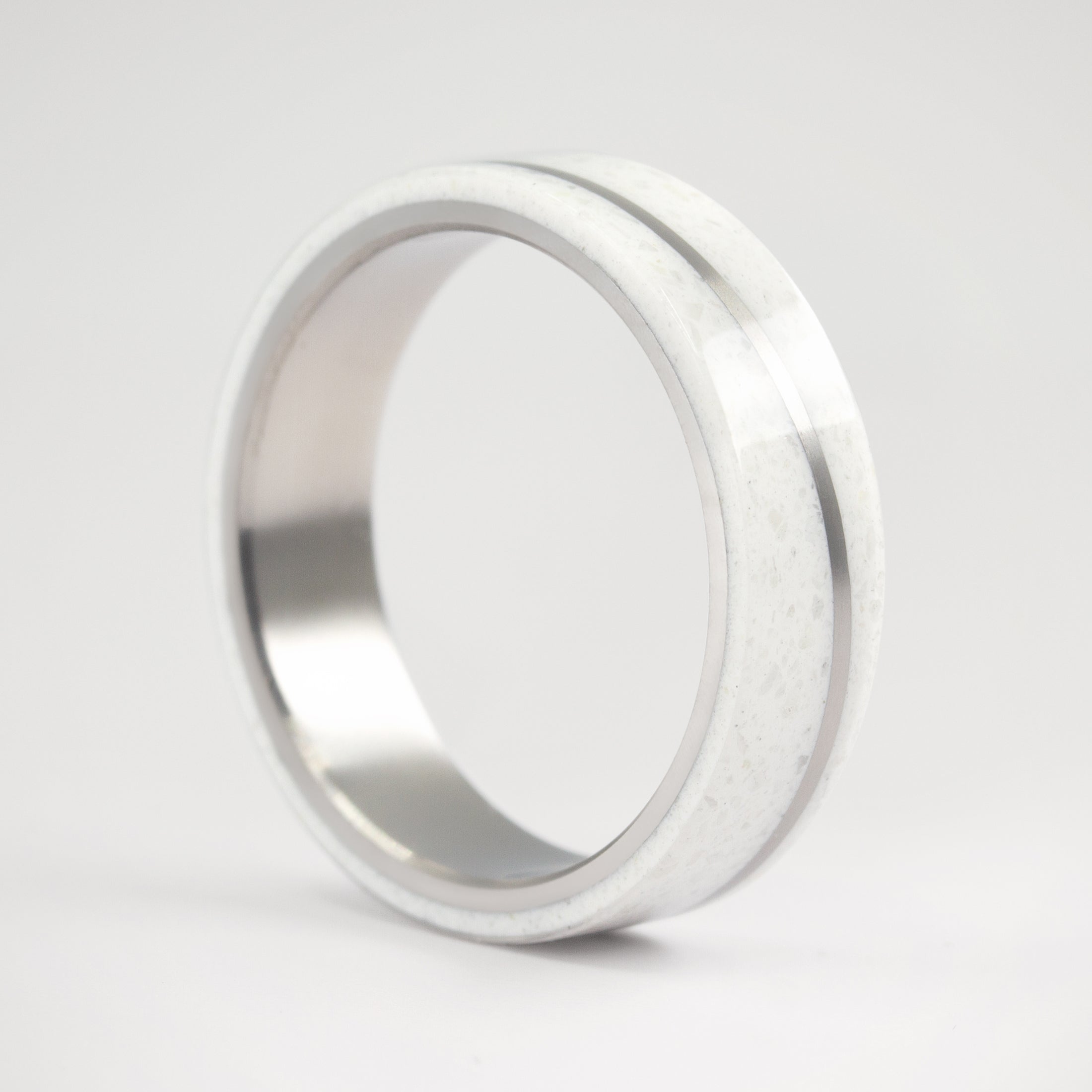 Anillo carrara diagonal y titanio