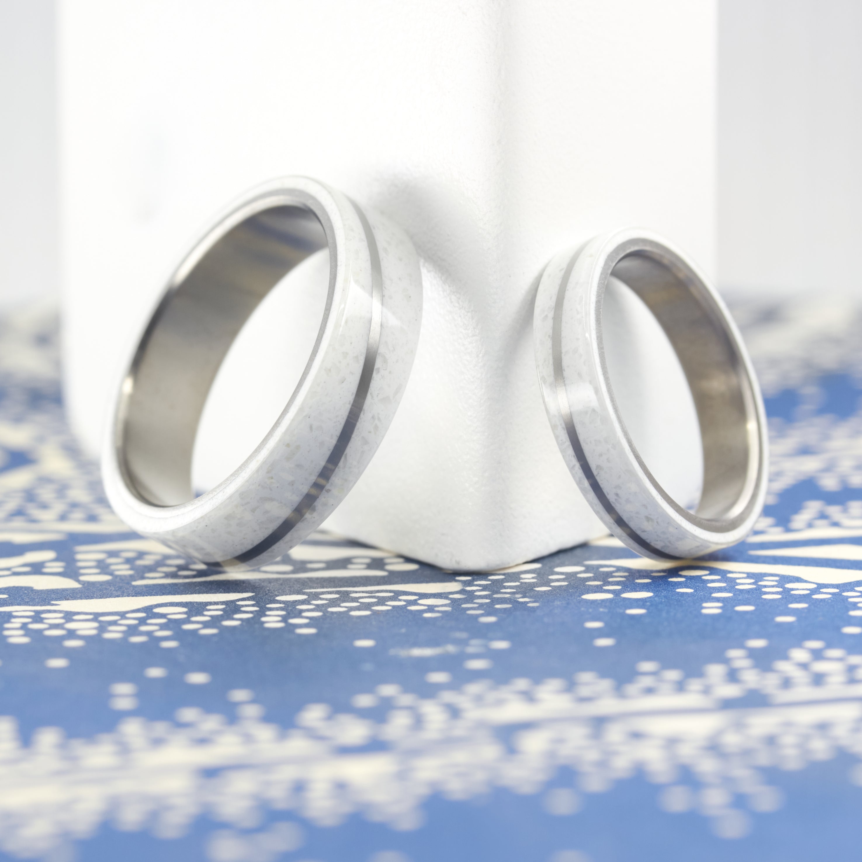 Anillo carrara diagonal y titanio