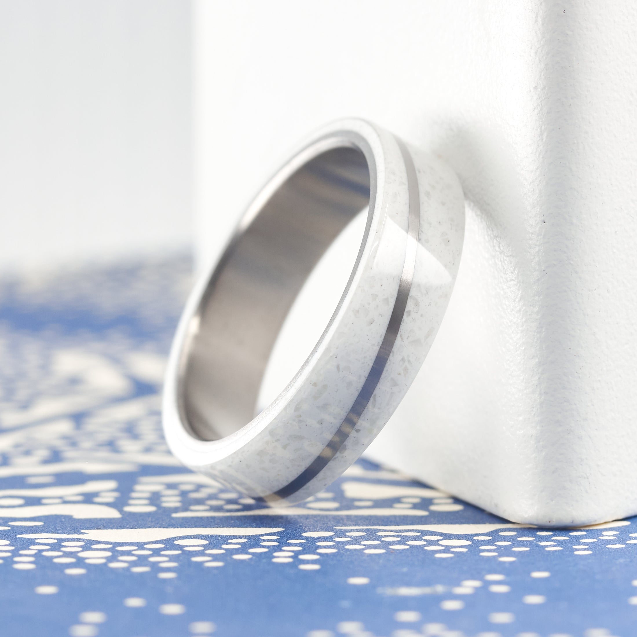 Anillo carrara diagonal y titanio