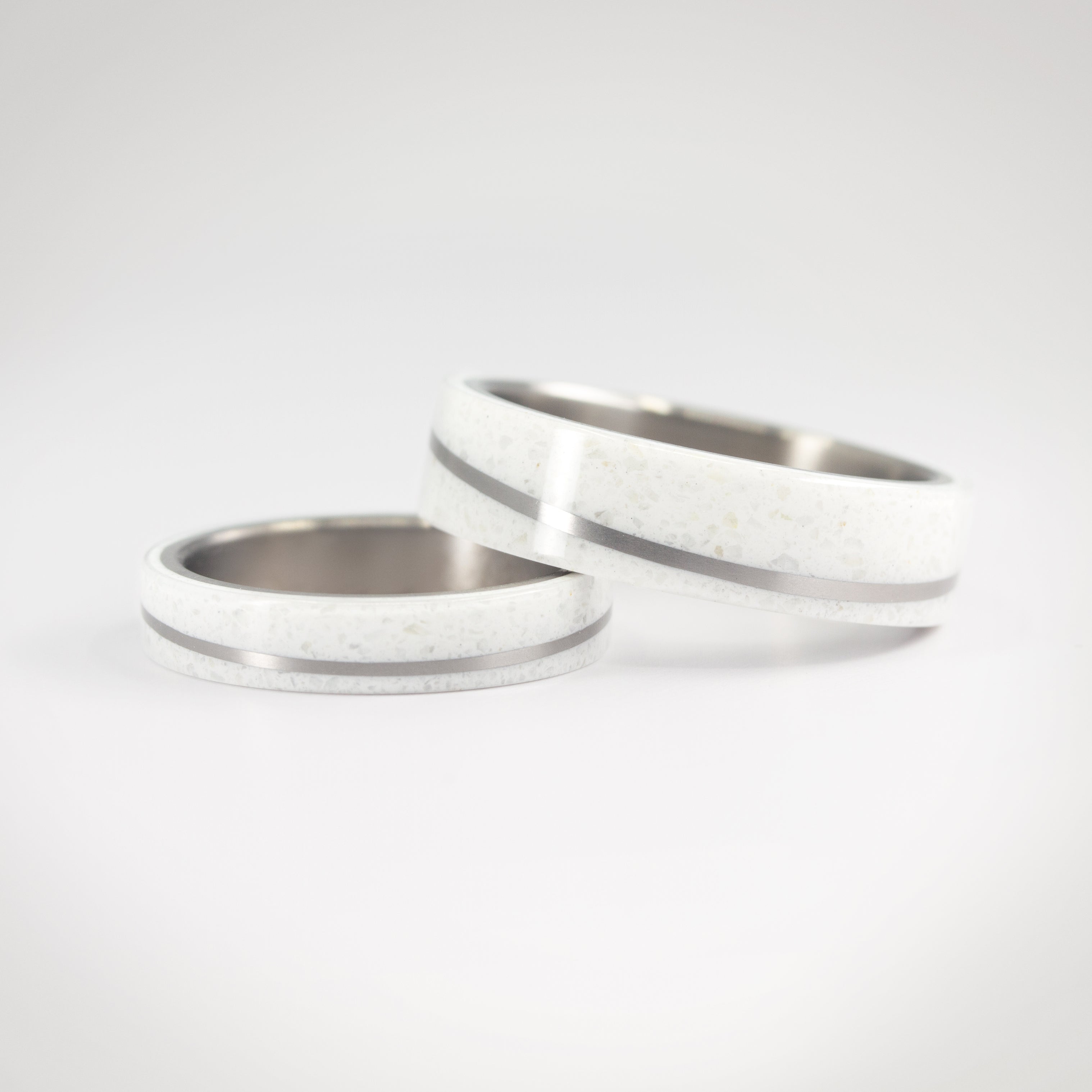 Anillo carrara diagonal y titanio