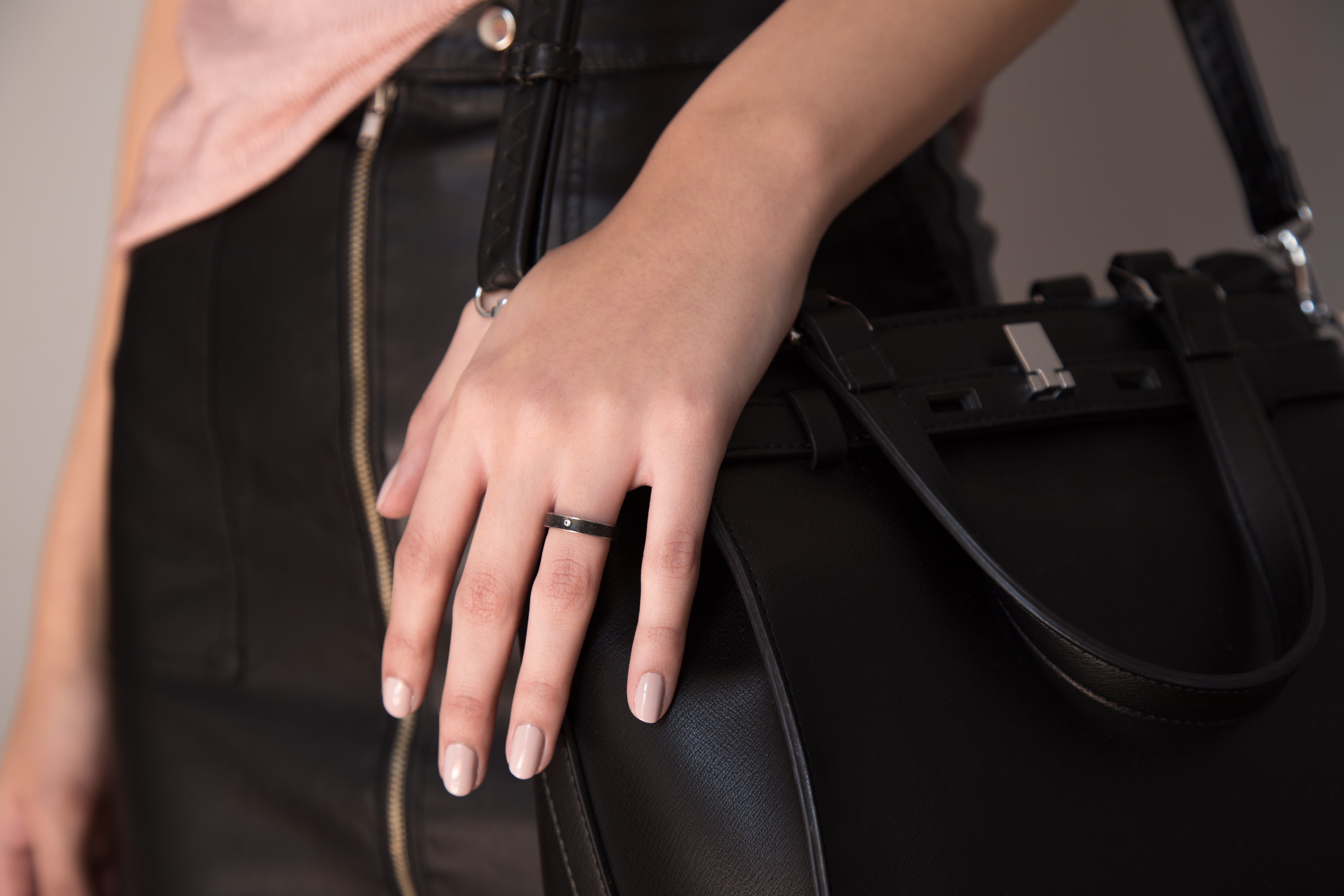 Anillo cóncavo concreto negro y titanio con cristal