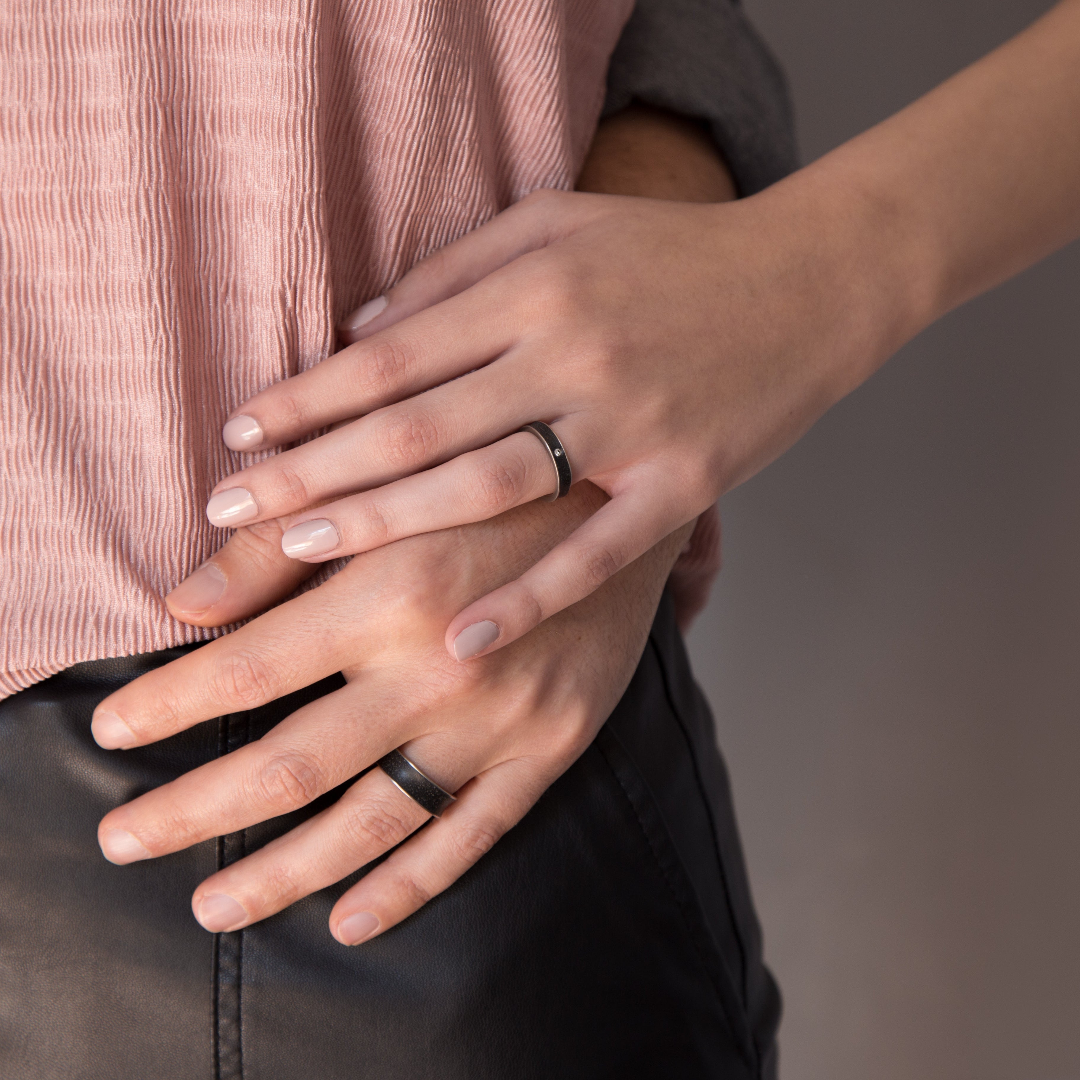 Set alianzas cóncavas concreto negro y titanio