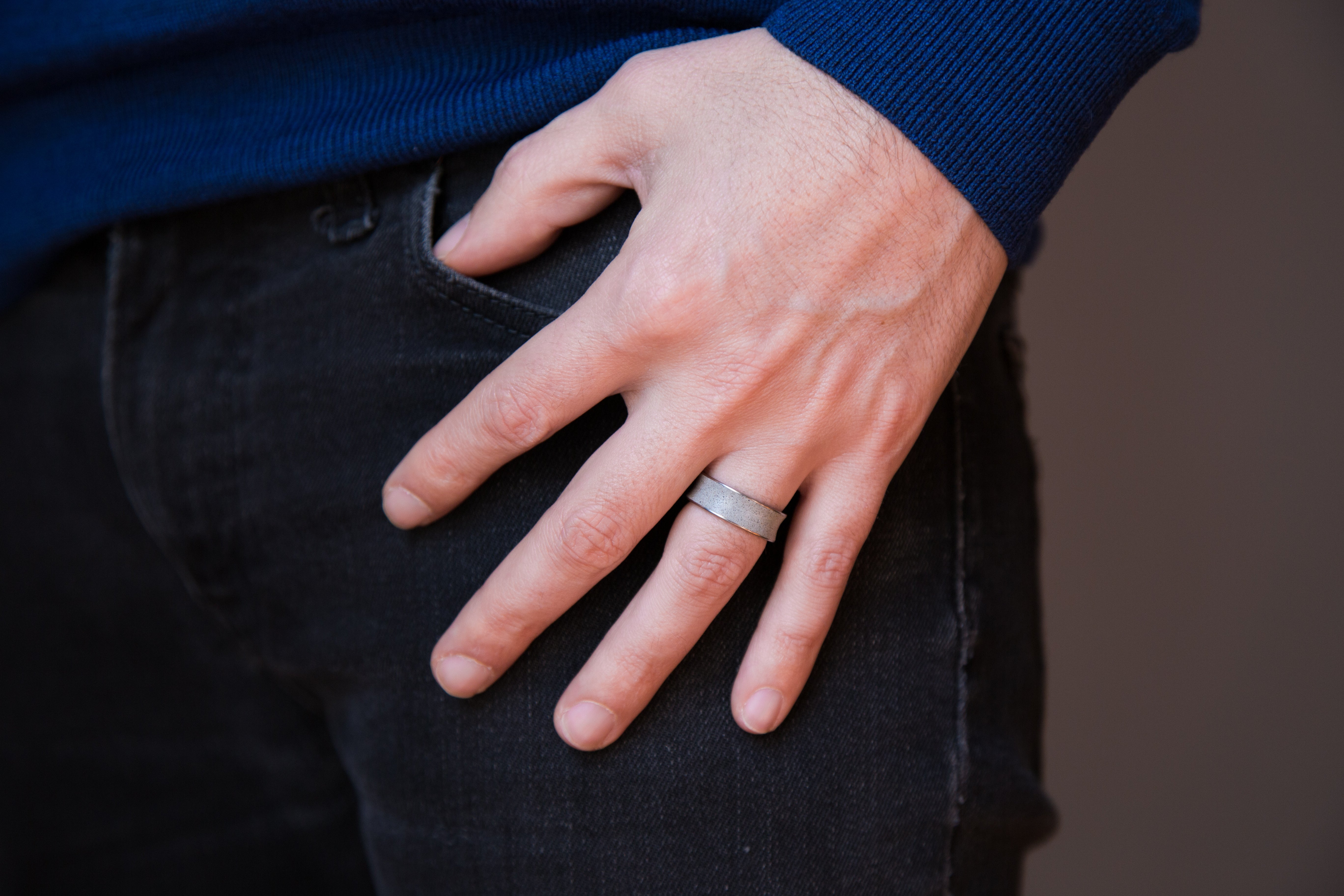 Anillo cóncavo concreto gris y titanio