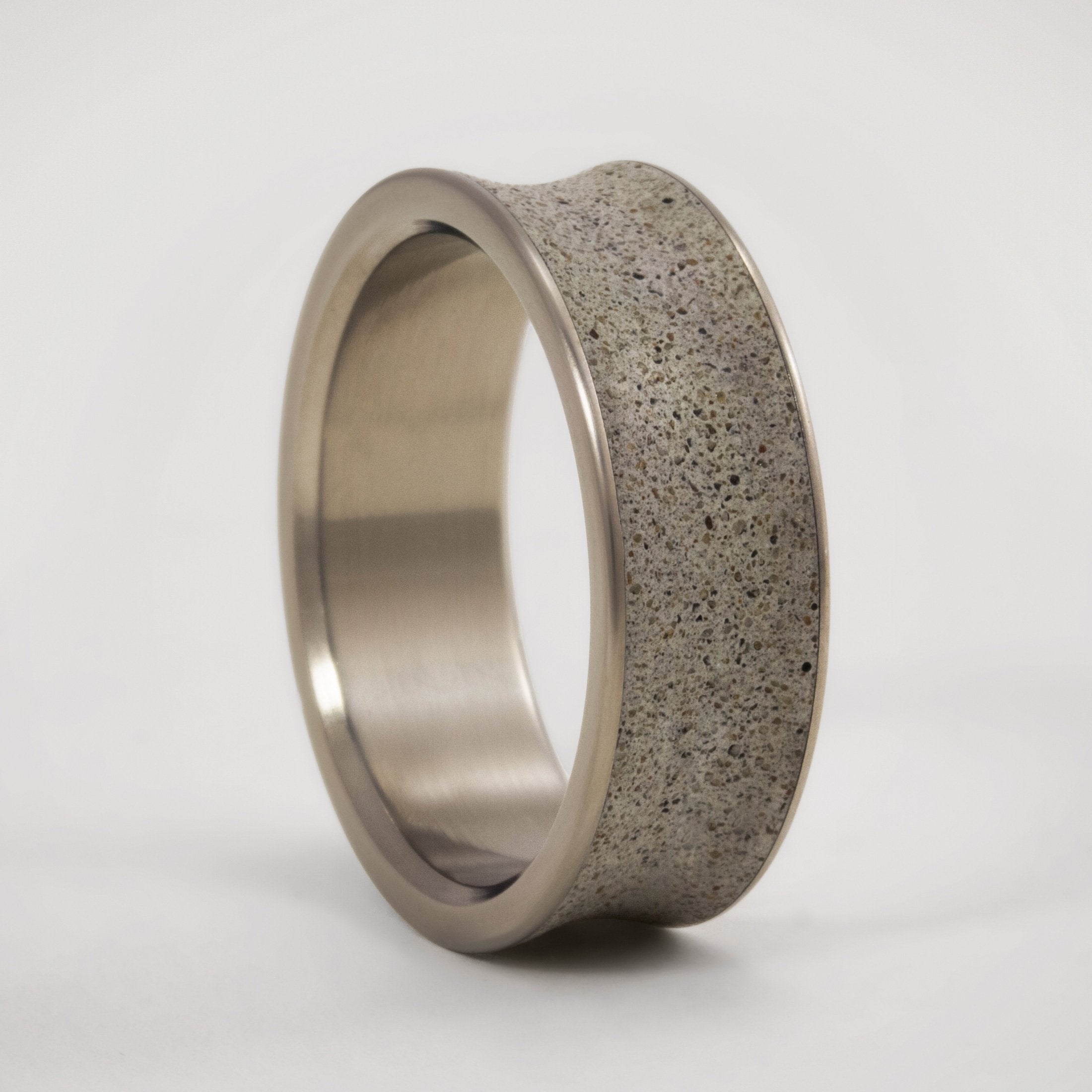 Anillo de concreto gris y titanio cóncavo - 📣 SALE