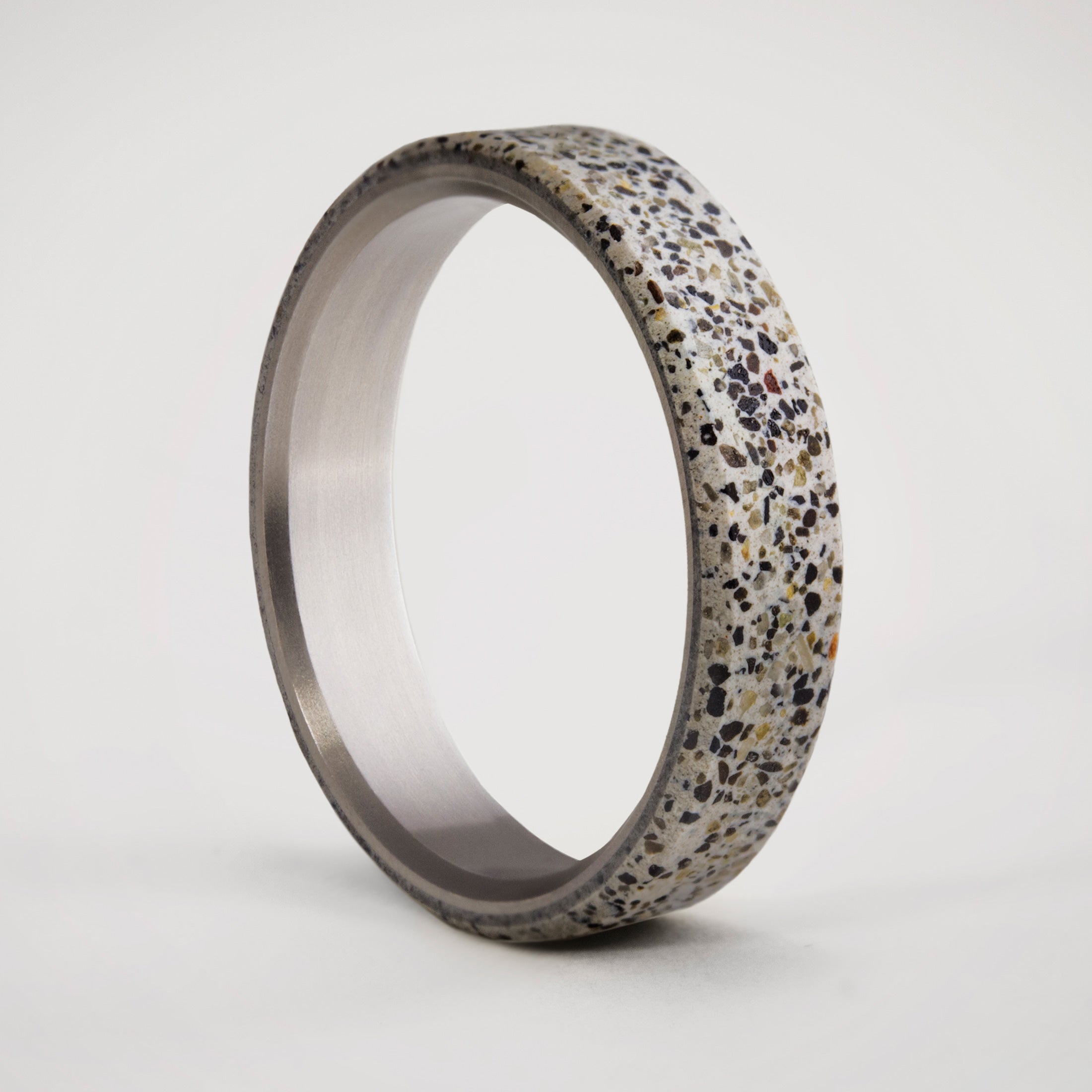 Anillo concreto patagónico y titanio