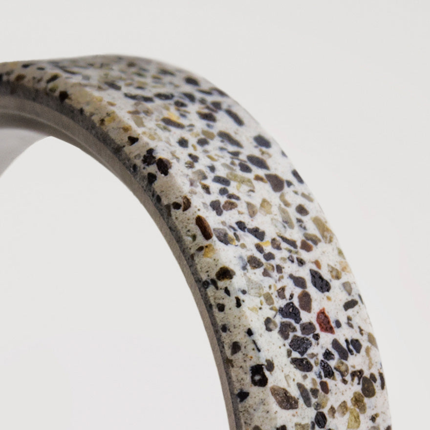 Anillo concreto patagónico y titanio