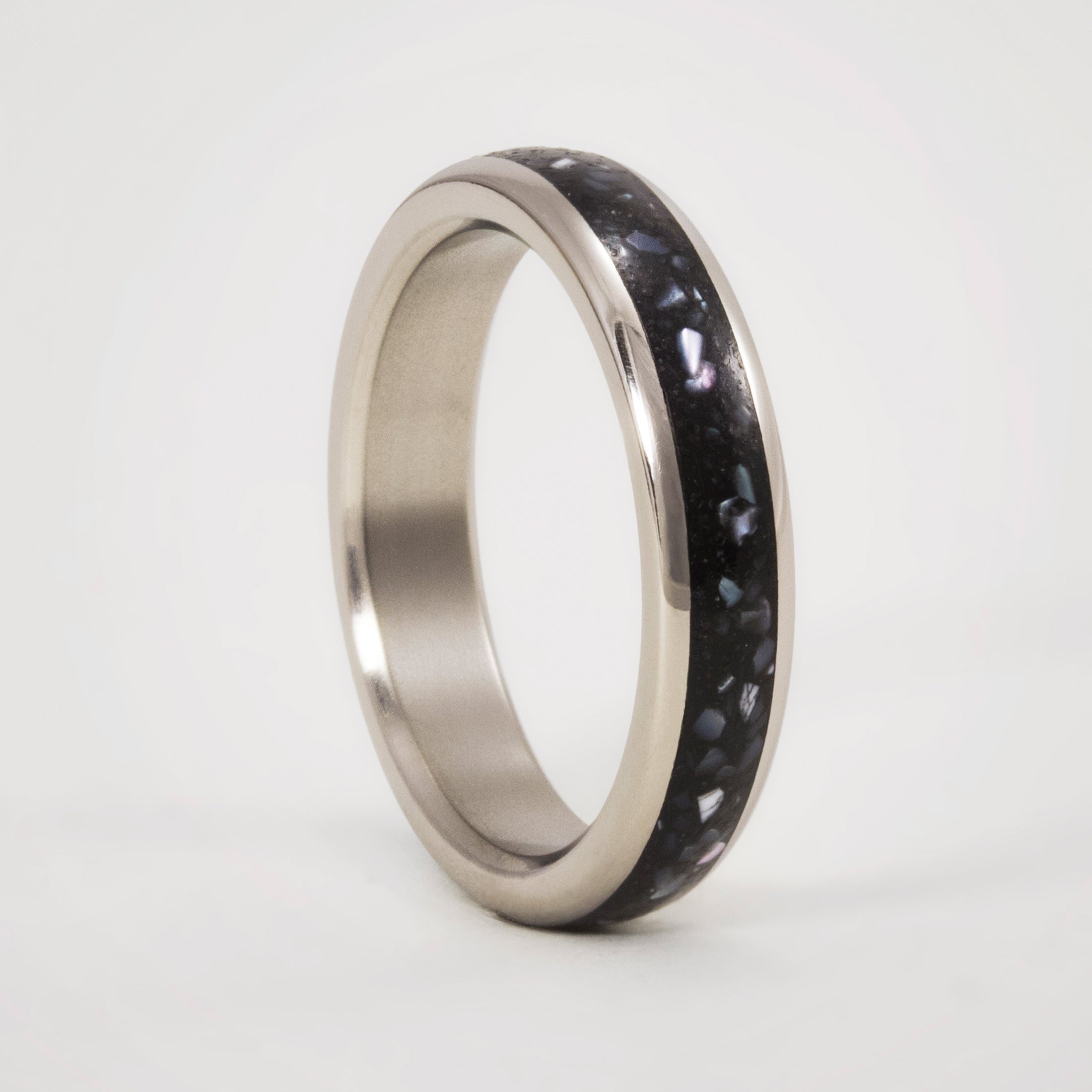 Anillo concreto con chips de nácar y titanio pulido