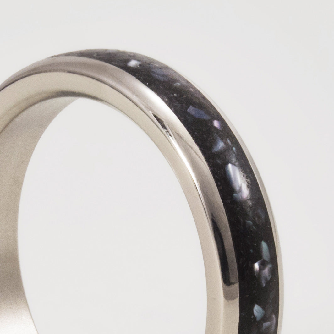 Anillo concreto con chips de nácar y titanio pulido