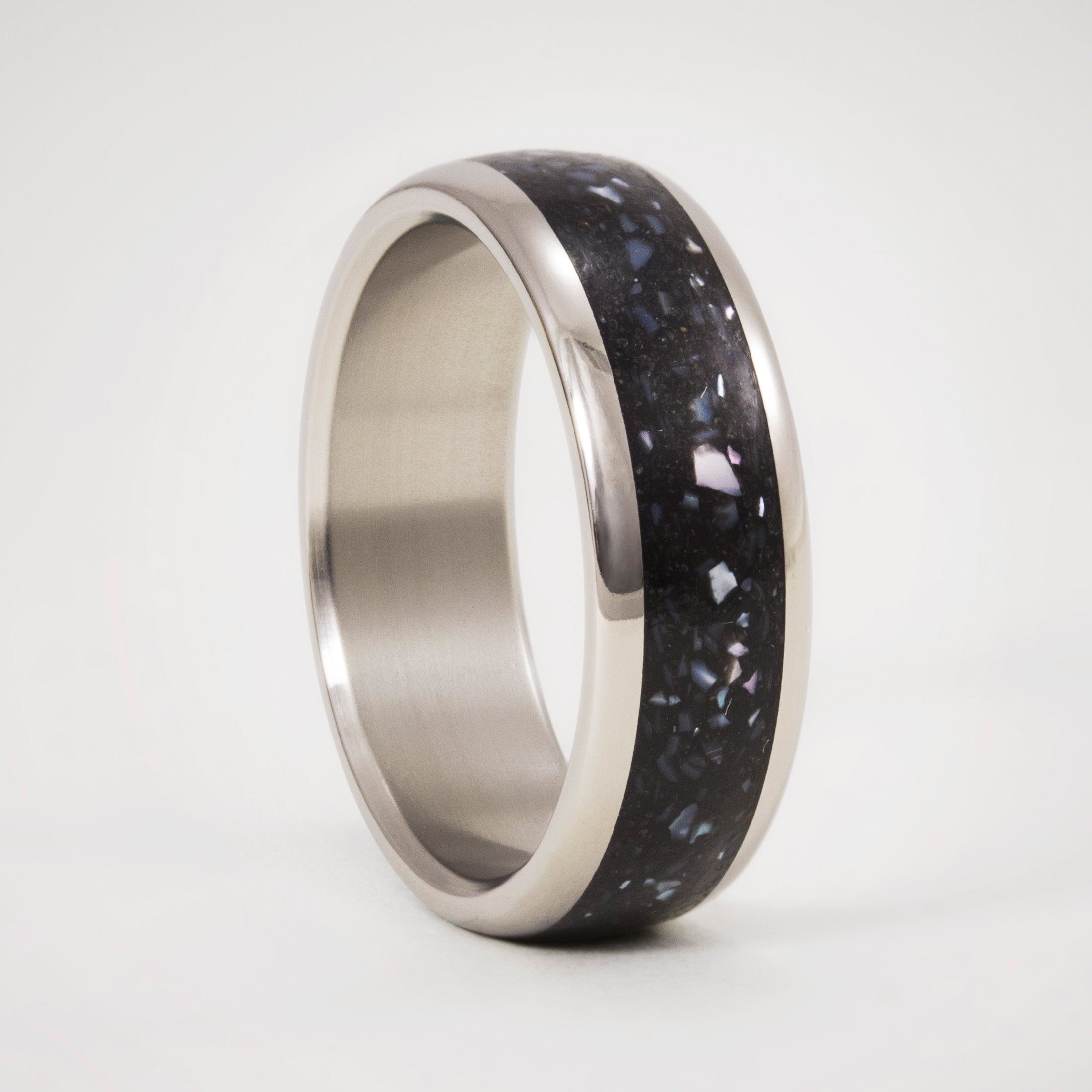 Anillo concreto con chips de nácar y titanio