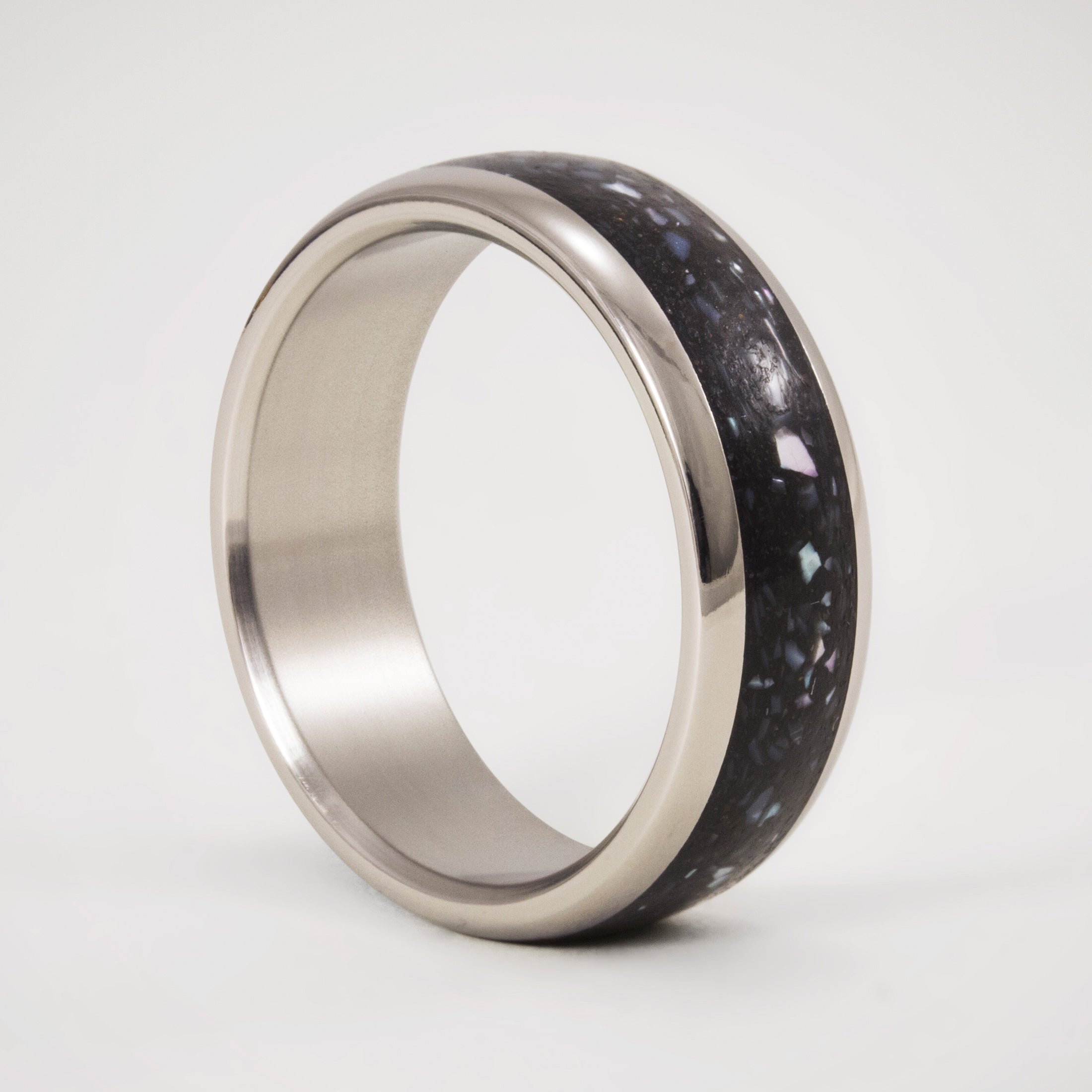 Anillo concreto con chips de nácar y titanio