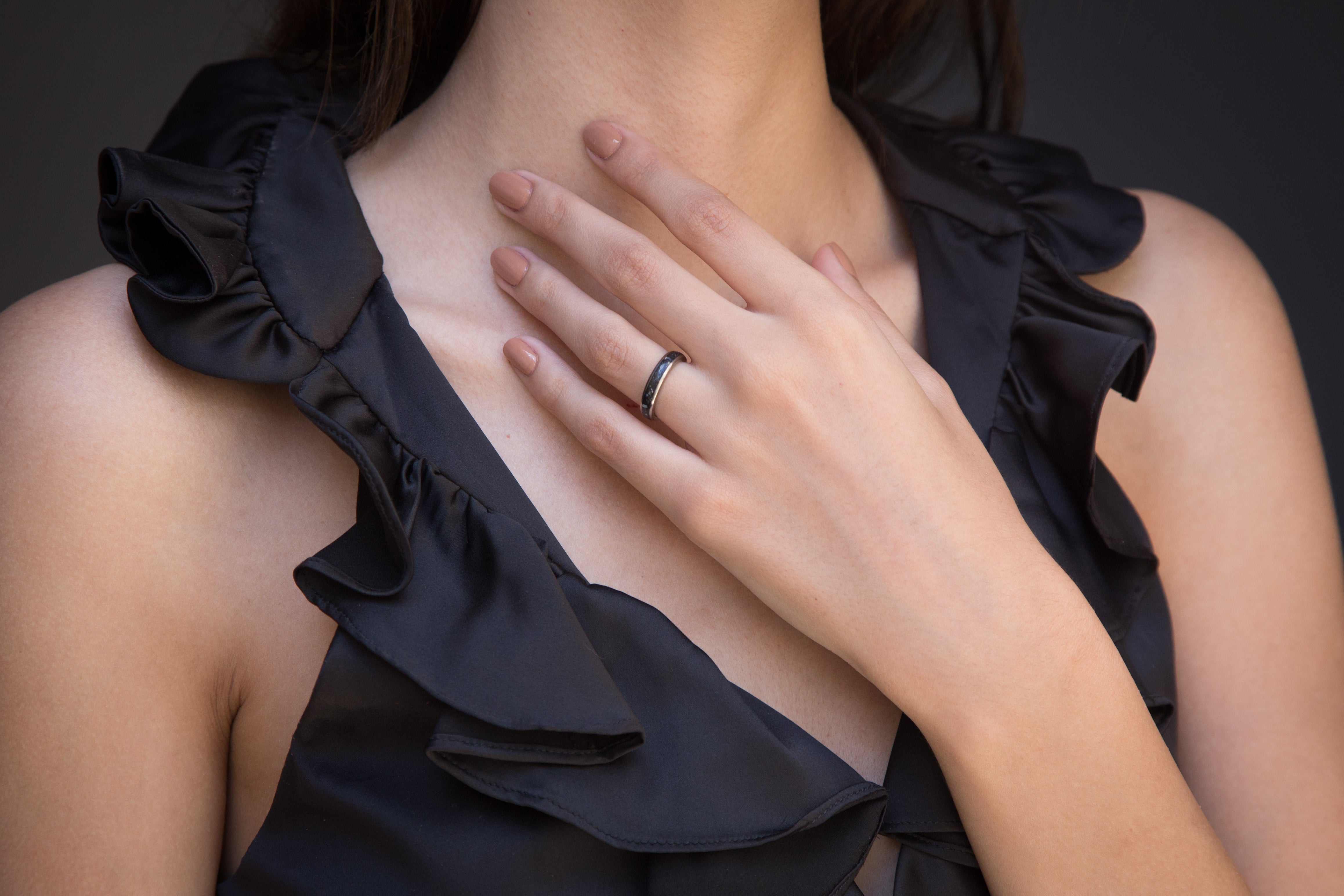 Anillo concreto con chips de nácar y titanio pulido