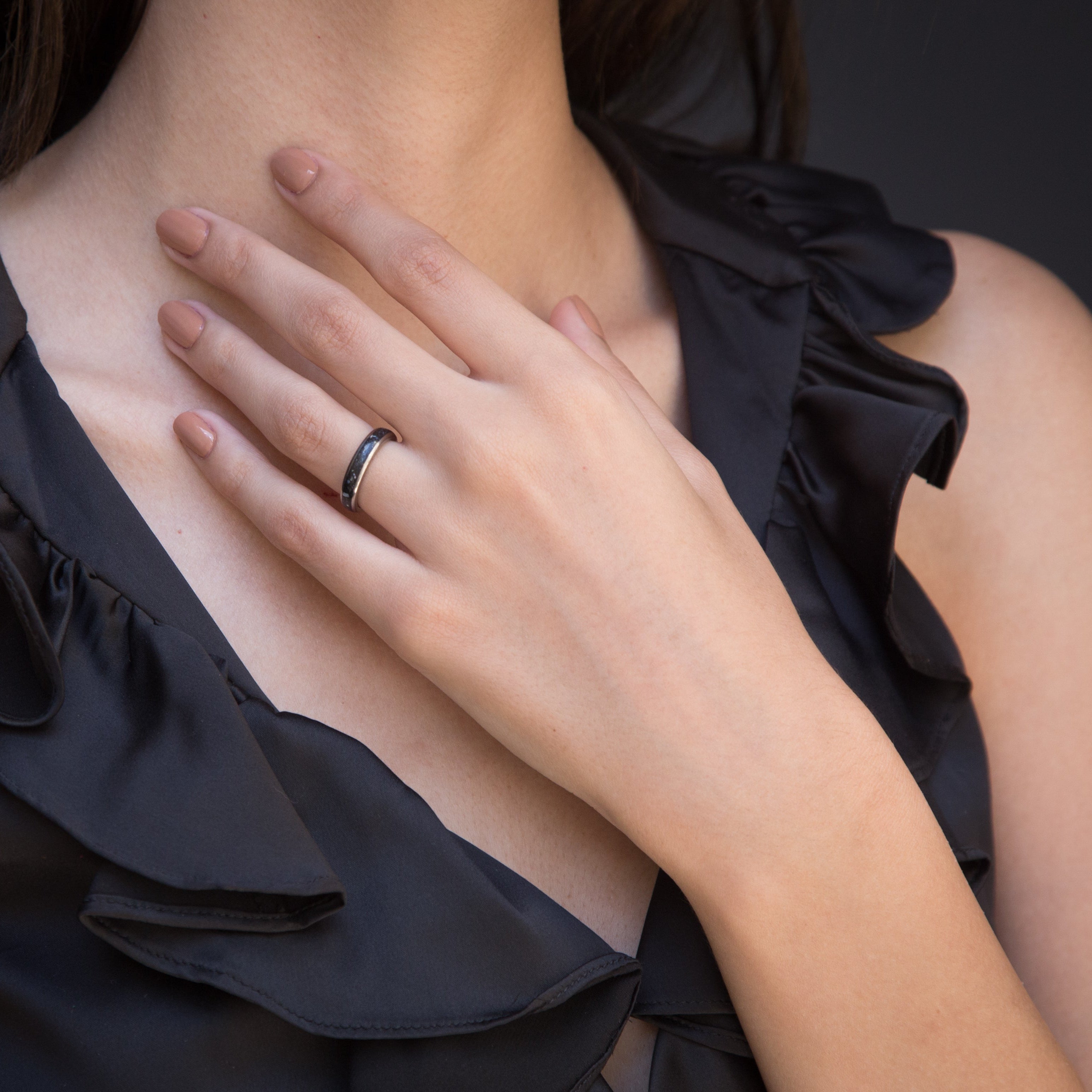 Anillo concreto con chips de nácar y titanio pulido