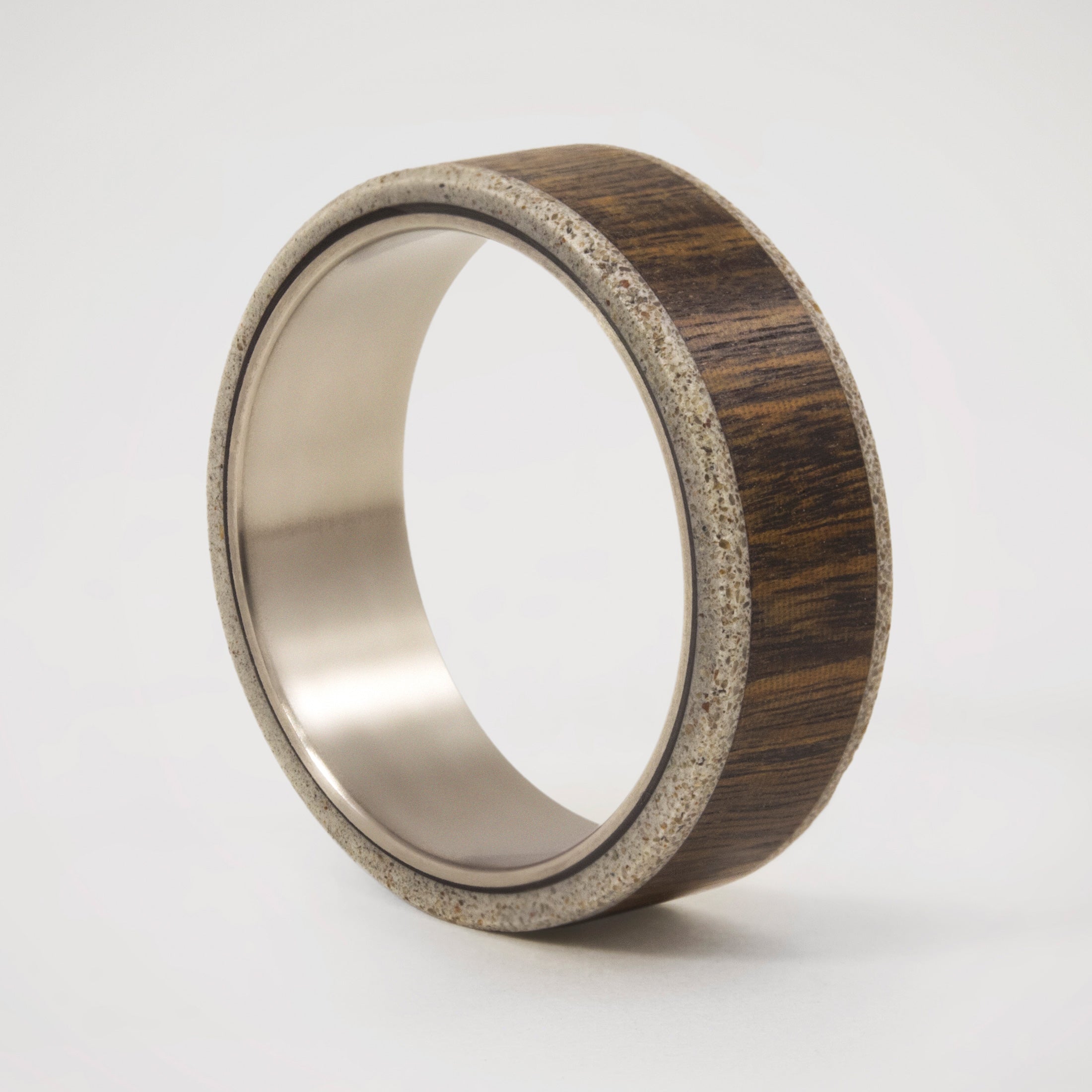 Anillo parallels lapacho, concreto y titanio