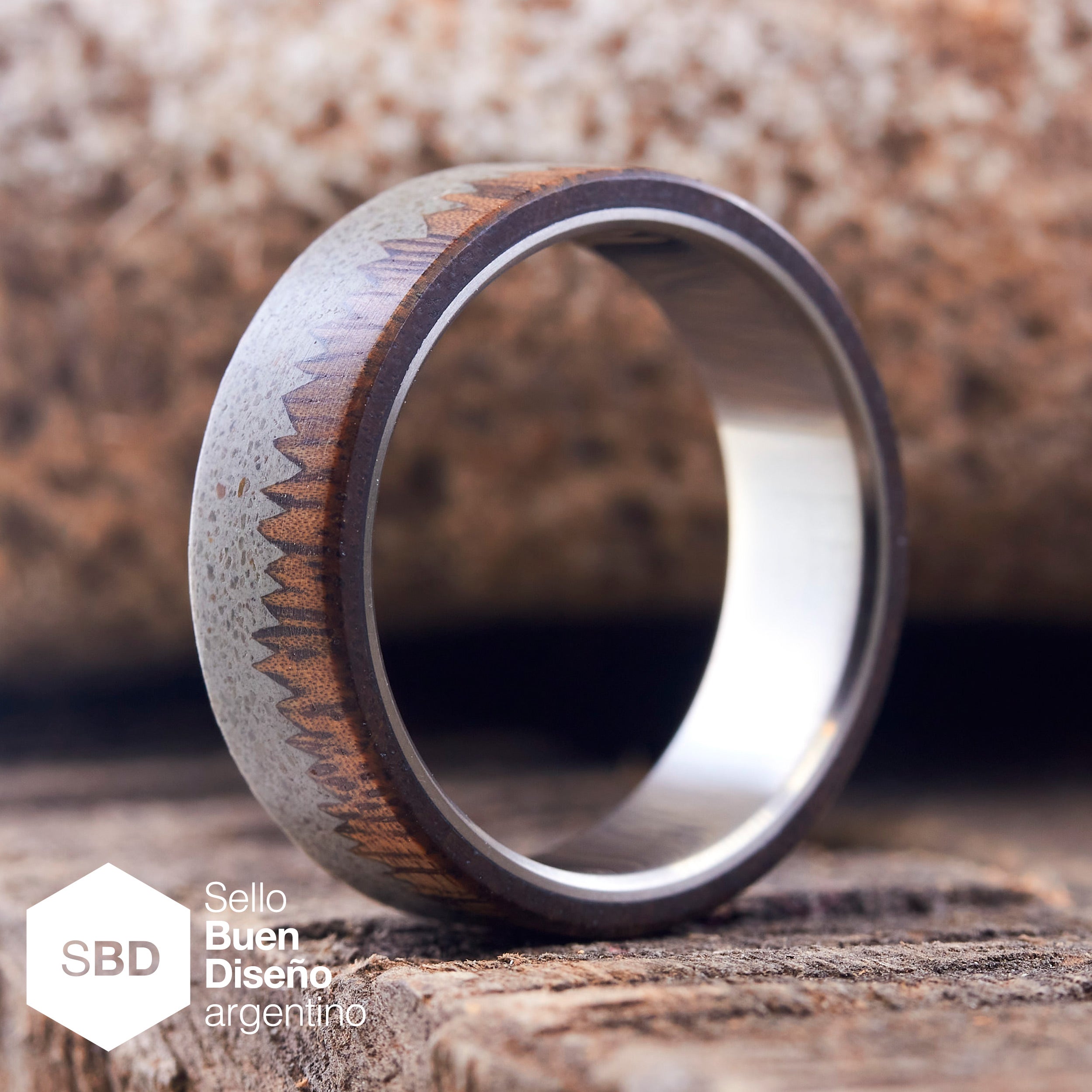 Anillo rústico madera, concreto y titanio