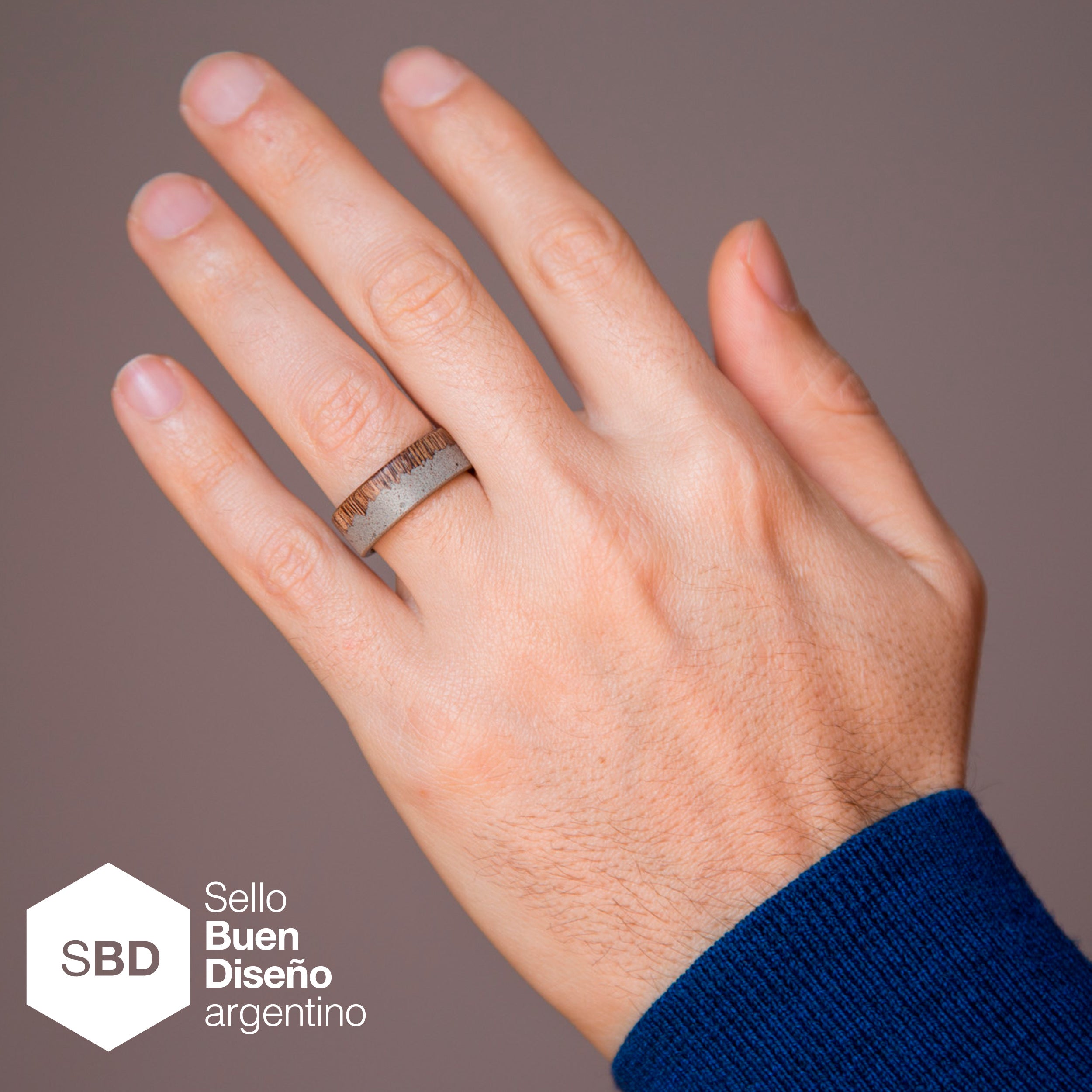 Anillo rústico madera, concreto y titanio