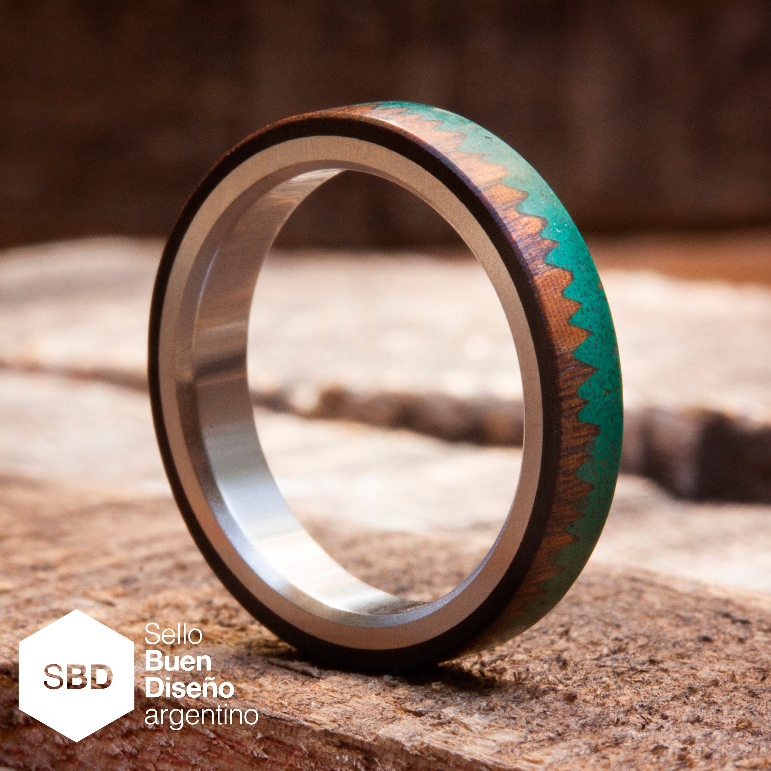 Anillo concreto verde, madera y titanio