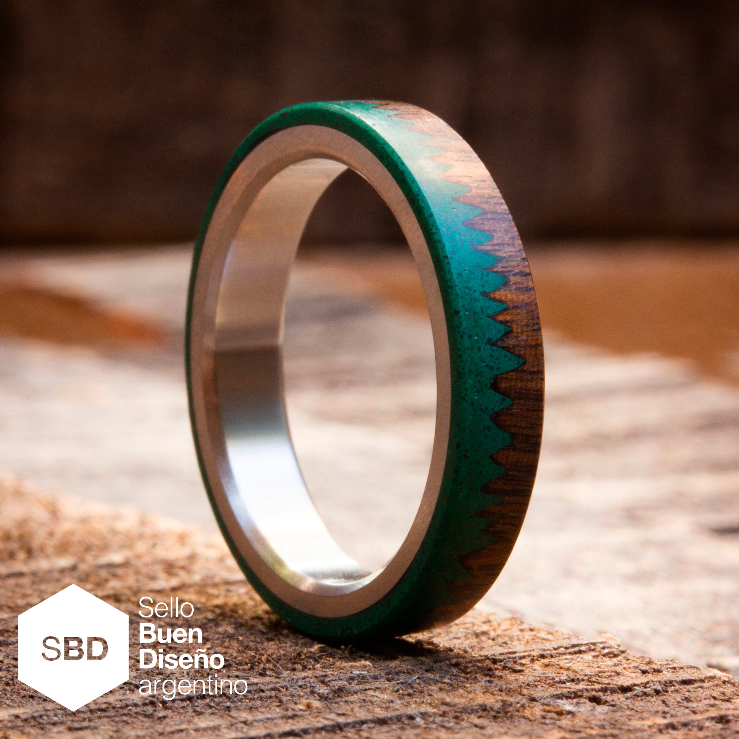 Anillo concreto verde, madera y titanio
